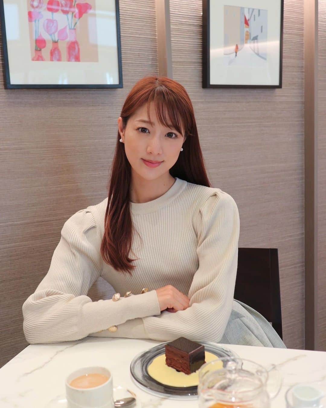 のインスタグラム：「るりとデート🥰💓  大学時代、JJの読者モデルをしていた時MONARというグループを組んで以来ずっと仲良くしてもらってるお友達😌☕️✨  おいしいもの食べ隊活動してます🍕  カフェで一眼レフで撮ってもらいました📸やぱいいなぁきれいなカメラ🥺✨  先日リリーオン @rillee_on で2年ぶりに受けたソニックフィットのおかげで加工なしでもスッキリの輪郭になった！！！🥺✨  受けた直後から目がぱっちりになったのめちゃ実感したし、何より肌のトーンが上がっていつも使ってるコンシーラーの色が合わなくなった疑惑😂😂 うれしい悲鳴ってこのことです🥺💓  そしてサッカー日本代表〜！！ ワールドカップ進出決定しちゃったよ！！！ アウェイ、オーストラリアで！！！  本当三苫選手素晴らしかったね👏😭‼️⚽️✨ 他の選手たちや、結果森保監督の采配も…よかったってことですよね…？  いやーーうれしい！おめでたいーーっ😭‼️‼️✨✨  #自由が丘#自由が丘カフェ #自由が丘スイーツ #ベルアメール#リリーオン#ソニックフィット#美容マニア #美容効果 #小顔#リフトアップ  それにしても！！！ サッカー日本代表！！！😭」
