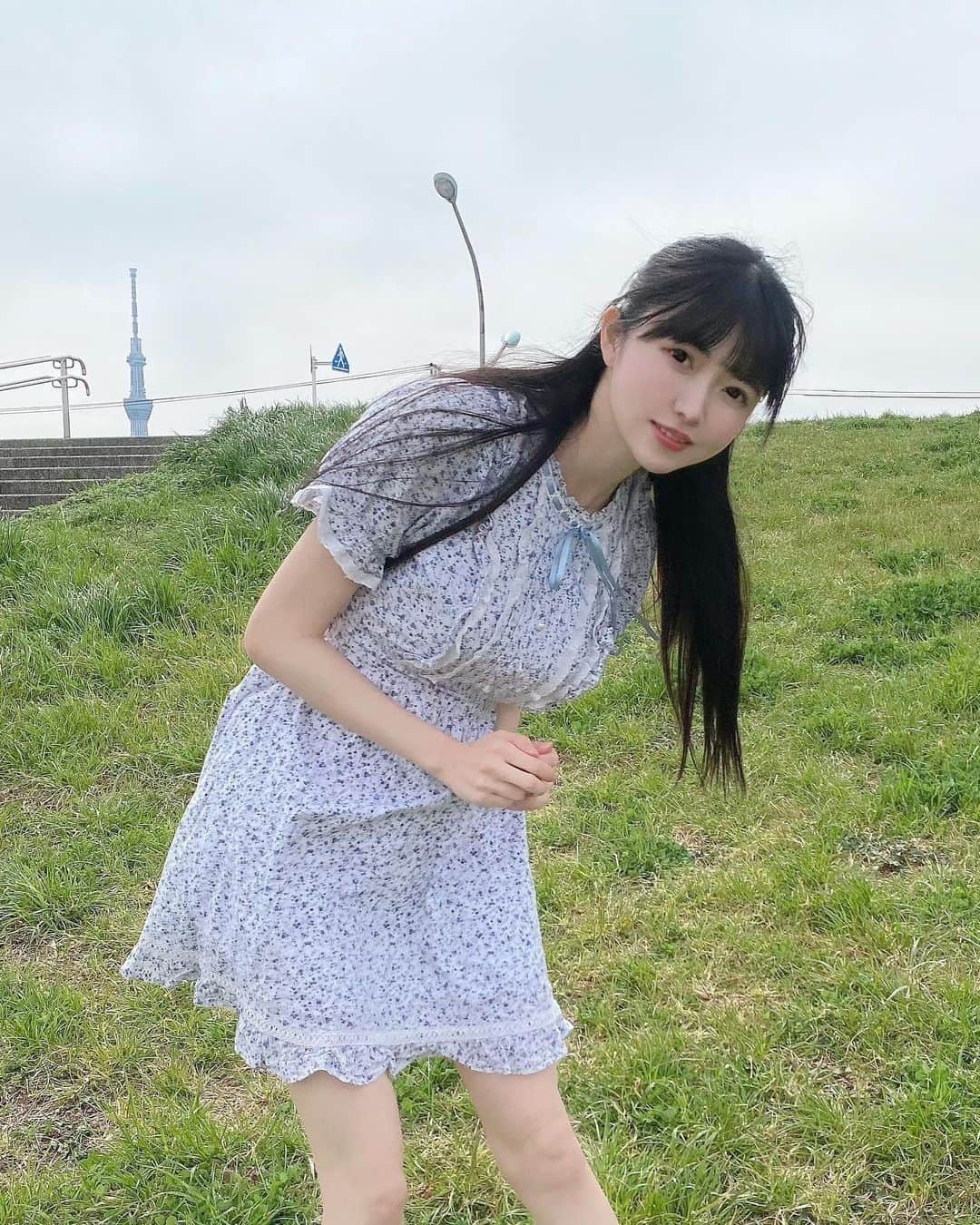 のインスタグラム：「四つ葉のクローバー見つけたよ🍀✨ 1枚目はスカイツリーも写ってて縁起良さそう〜！ ・ ・ ・  #evelyn  #真っ白なキャンバス  #白キャン  #小野寺梓」