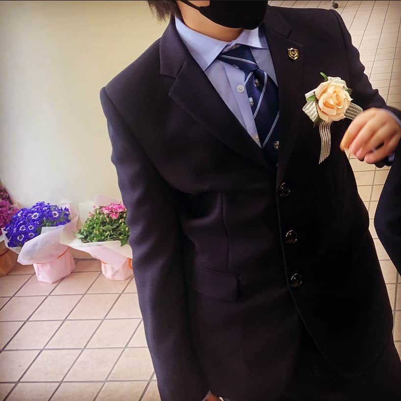 LiLyのインスタグラム：「恥ずかしすぎて ほんとうに辛い..w と言いながら、 昨夜は パパとママへ と題した　　　 感謝の手紙を 読みあげてくれた。  宝物を ありがとう。  私を ママに してくれて ありがとう。  恩返し、なんて 素敵な言葉が あったけれど、 君が ハッピーに 私たちより 長く長く 生きていって くれること、が なによりのソレ🕊✨  中学生か。 成長期✨  私も気合い 入れて サポーター役、 がんばるね🔥 君が主役だ🖋✨  #おめでとう」