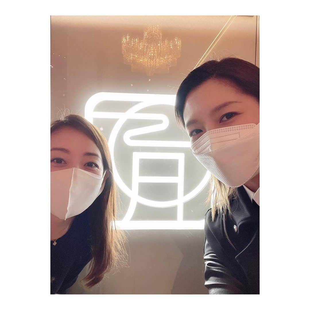 のインスタグラム：「⁡ ⁡ 拝啓、ハンサムガイ・俊藤龍之介様。 ⁡ あなたの優しい眼差しに心を奪われました。 酷い目にあわされても決して怒らず、爽やかな笑顔を絶やさない器の大きさに感銘を受けました。 そして圧倒的なスターオーラにやられました。 ショーでのシャンパンゴールドのスーツ姿、最強です。 大好きです……。 ⁡ ⁡ という事で、本日は彩乃先輩と月組公演を観劇して参りました。 (先輩から今年初の賄賂頂きましたー、ブルーベリーパイ) ⁡ トップコンビさんのお披露目公演。 新生月組の誕生、おめでとうございます。 とはいえ、お披露目公演とは思えない程のポッキー巡査の安定感と安心感よ……。 素晴らしい……。 そして相手役さんである海乃美月さん。 品があって、お心の可愛らしさが伺える、素敵な娘役さんですね。 このお二人と月組の皆様が創り上げる、新しい「グレート・ギャツビー」の世界が俄然楽しみになりました！！ ⁡ ショーは三木先生の、三木先生による、三木先生らしい、やる側としては最高にしんどいであろう笑、素敵なショーでした。 因みに私史上、最もしんどかったショーBEST3は全部三木先生作品……。 3位アプローズ・タカラヅカ 2位Heat on Beat! 1位ファンシー・ダンス ⁡ 月組のみんな……フルスイングで歌い踊りまくるのだ！！笑 ⁡ でもやはり……三木先生のショーが好き。 ⁡ もう月組公演の感想はとてつもなく長文になりそうなのでこの辺でやめておきます。 月組の皆様、どうか千秋楽まで心身共に健康に、無事ゴール出来ますように！！ ⁡ ⁡ ええ、パレードのちなつの大羽根背負った姿に泣いた私ですが……何か？ ⁡ ⁡ #宝塚 #月組 さん #新生月組 #ポッキー巡査 様 #俊藤龍之介 様 #海乃美月 さん #三木章雄 先生 #マジで #フルスイング 笑 ⁡ #販売物の著作権を心配する …。 #残せる曲はあるのか …笑。 #そんなの関係ねー #それが三木章雄 #愛を込めての呼び捨てね」
