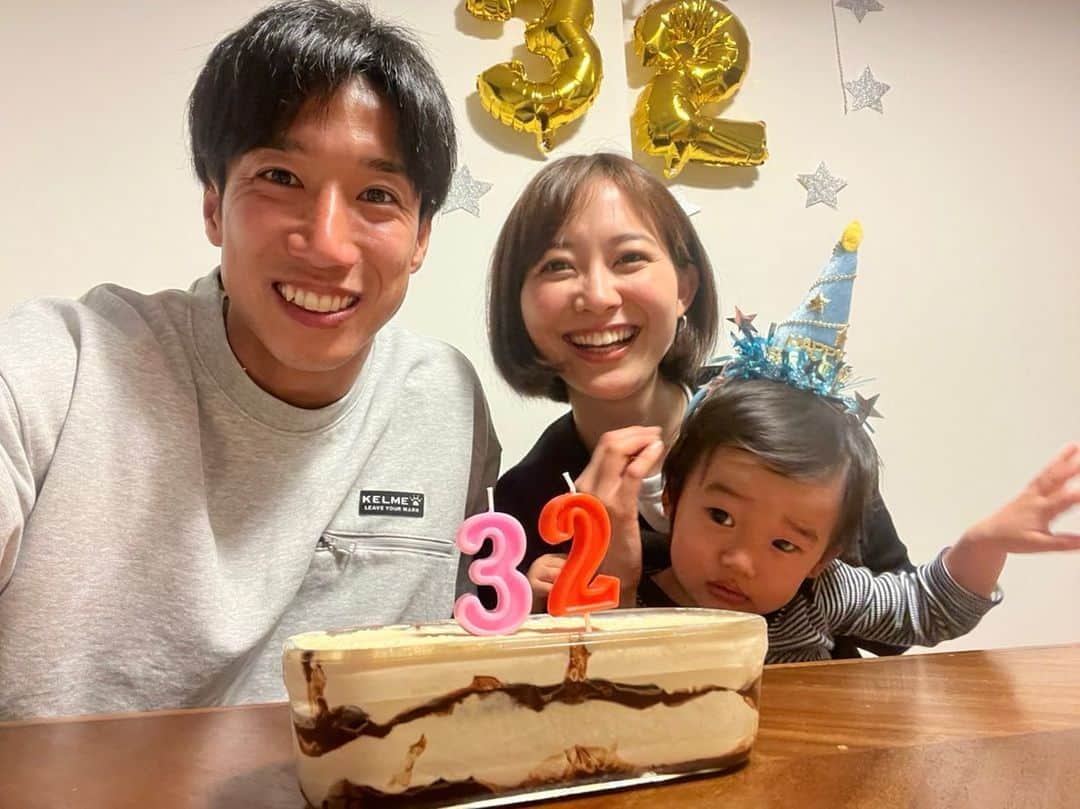 のインスタグラム：「・ お誕生日おめでとう💙💙💙 いつもありがとう😙 ＊ ＊ #いつのまにか結構長く一緒にいるね #これからもよろしくね #息子はカチューシャ外したくて仕方ない笑」