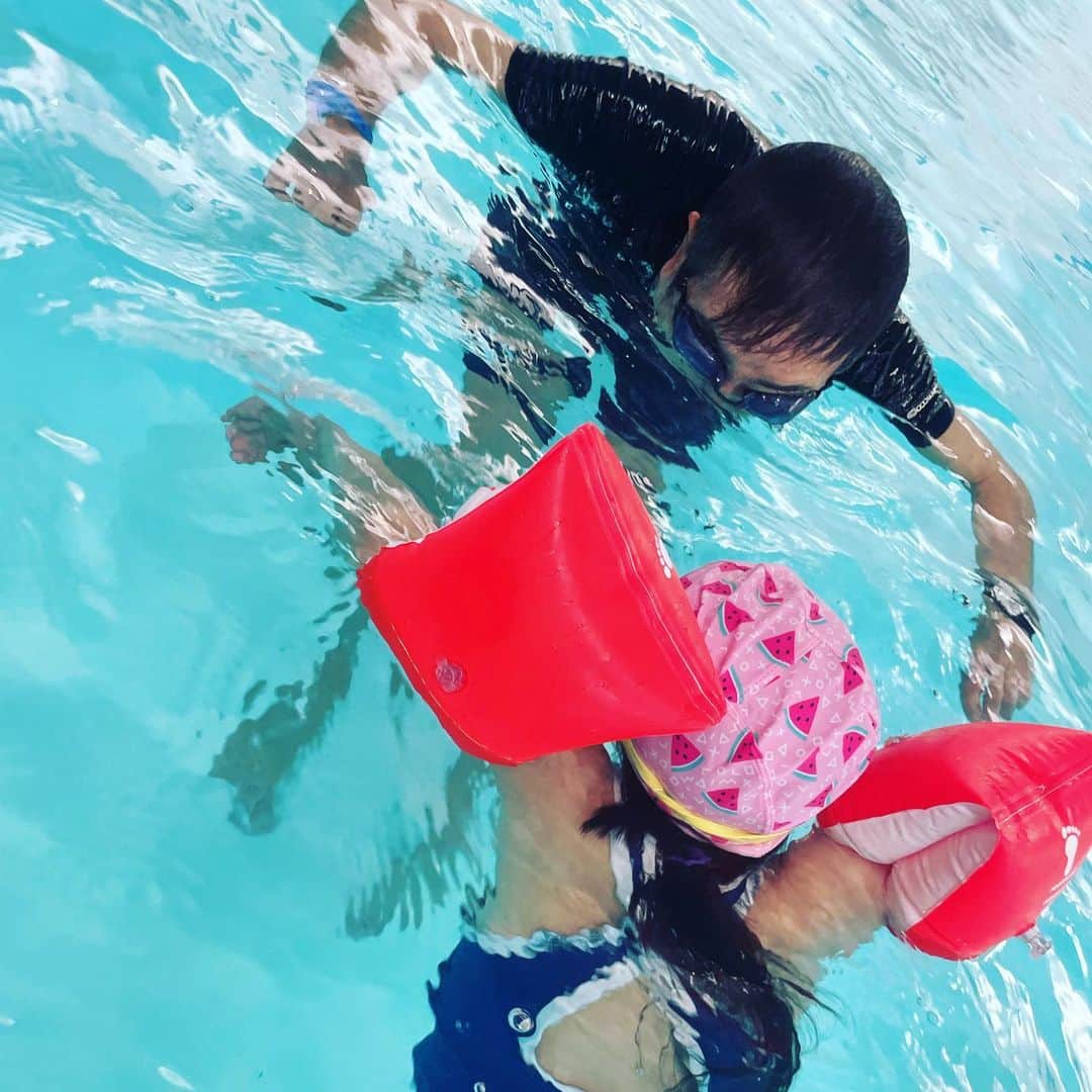 大和田美帆さんのインスタグラム写真 - (大和田美帆Instagram)「. ばくちゃんがワガコに 泳ぎを教えてくれた。 かつて私に教えてくれたように。」3月24日 21時31分 - miho_ohwada