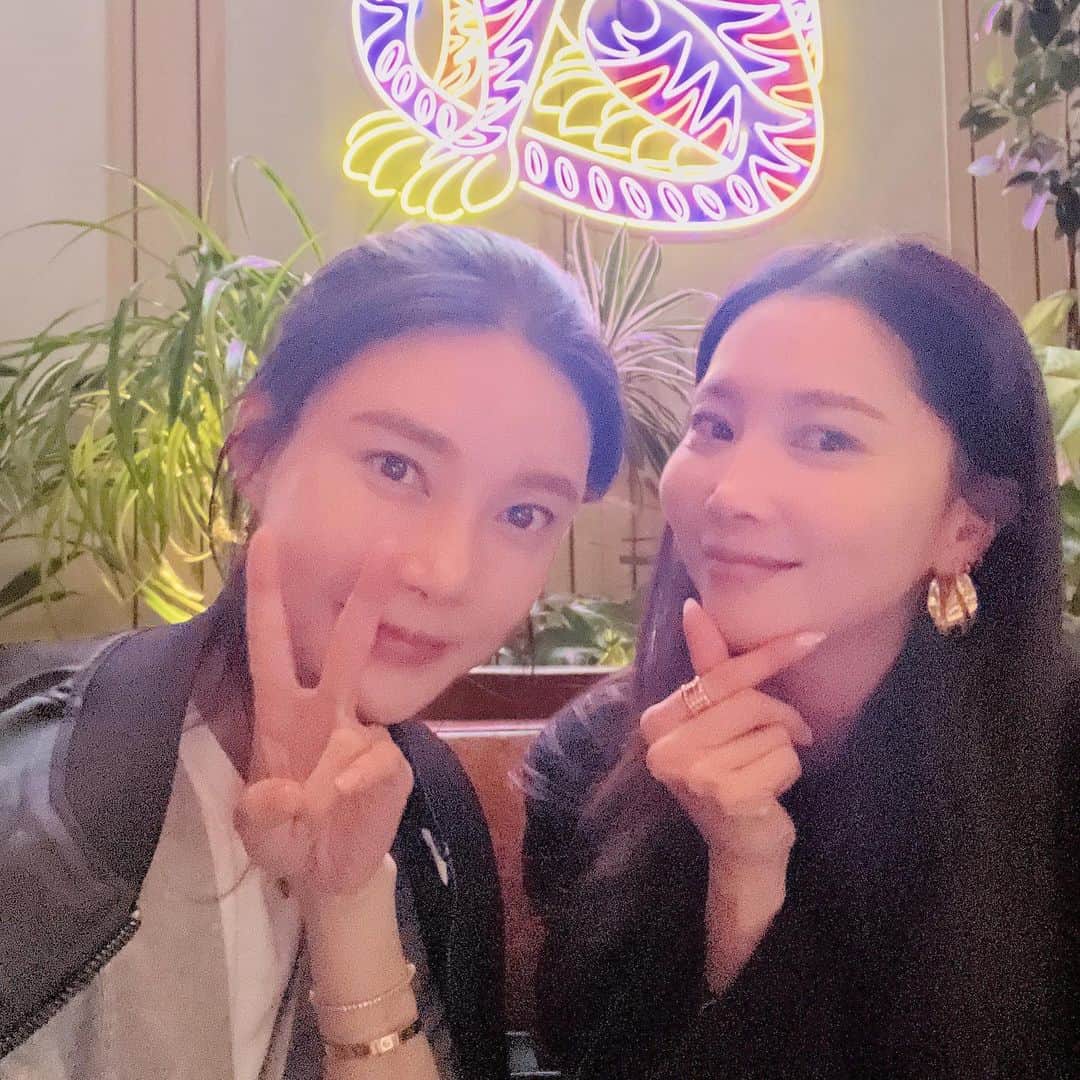 チャ・イェリョンのインスタグラム：「사랑스런 우리 윤아언니랑  함께하는 시간은 늘 웃음 꽃 🌸💕 @ya9579  . #포시즌스호텔서울 #오울  너무 행복한 시간💕 초대 감사해요 @fsseoul」