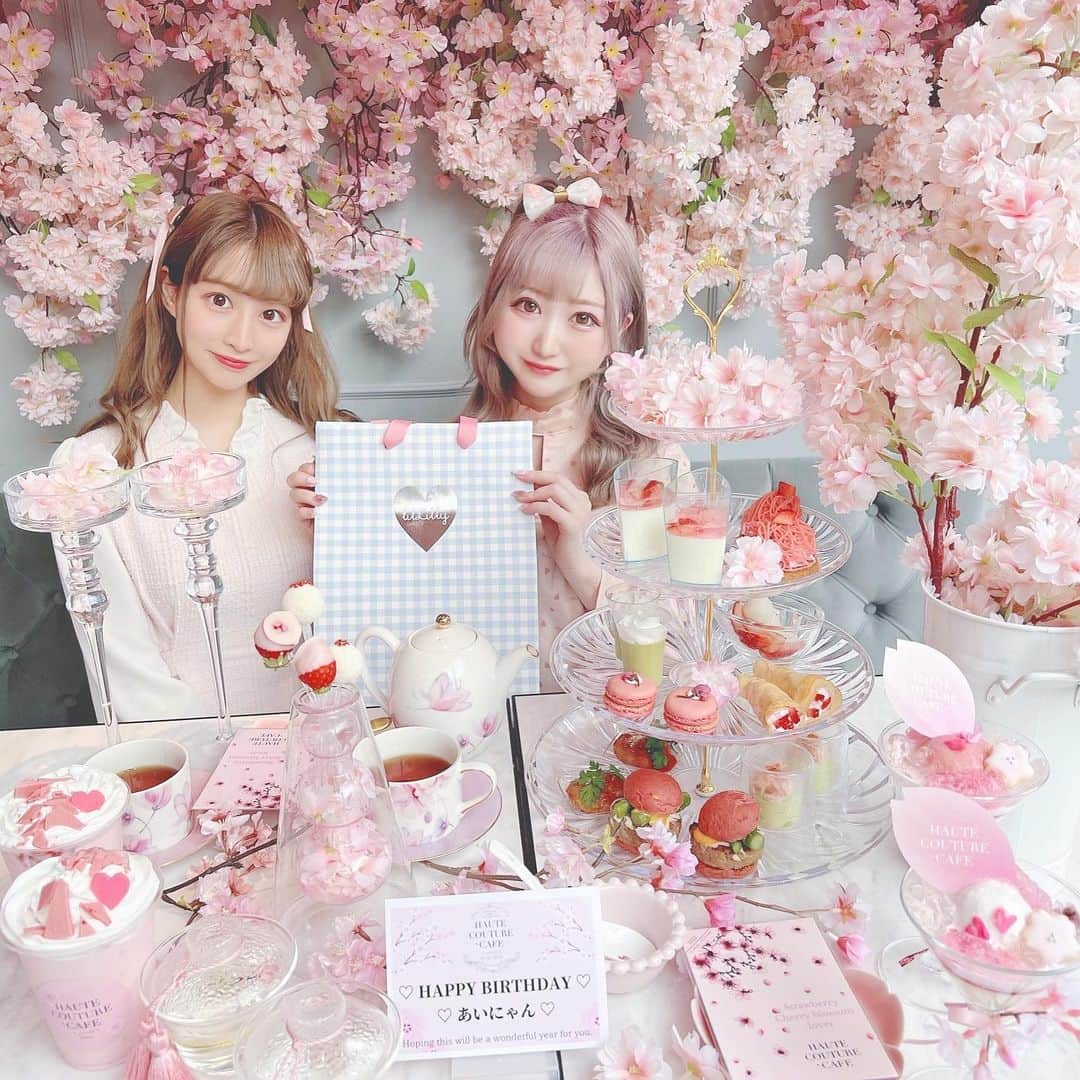 のインスタグラム：「うーたんと2連続オートクチュールカフェ🌸 改めてお祝いしてくれた‪՞⸝⸝> ̫ <⸝⸝՞‬ * * #hautecouturecafe #afternoontea #sweets #アフタヌーンティー #アフタヌーンティー巡り #オートクチュールカフェ #中目黒カフェ #中目黒 #桜 #桜スイーツ #東京カフェ #カフェ巡り #ピンクカフェ #インスタ映え  #誕生日プレゼント #誕生日サプライズ #被写体 #メイド #コンカフェ #コンカフェ嬢 #サロモ #サロンモデル #アイドル #隠しきれないヲタク #隠しきれないオタク #量産型 #japanesegirl#followforfollowback #いいね返し #フォローミー」