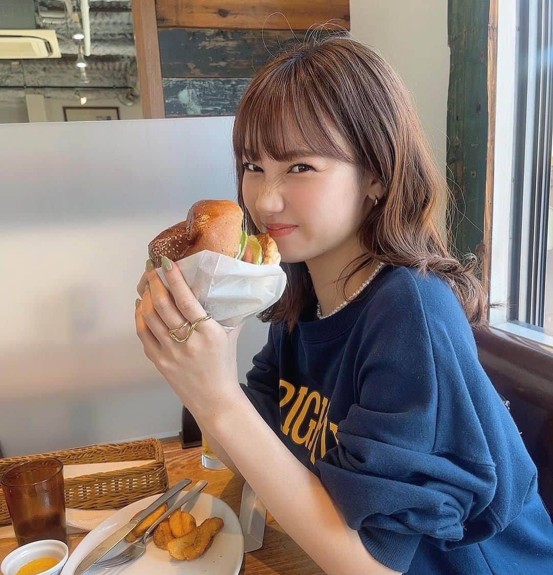 高野祐衣さんのインスタグラム写真 - (高野祐衣Instagram)「おっきなおっきなハンバーガー🍔🧡 ぺろりでした😋 食べるのが世界一難しかったけど 美味しかった☺︎大満足☺︎  #昼ビールも #しちゃったよね」3月24日 21時54分 - yuipooon12_06