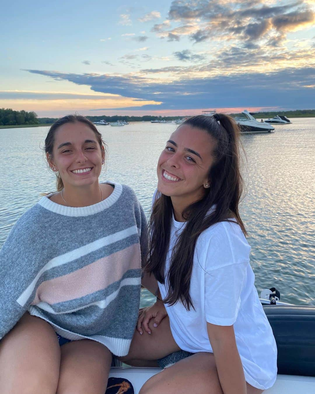 パメラ・ウェアのインスタグラム：「☀️Missing boating season and this lady @megbenfeito 😭 • #summer #boat #boatlife #friends #summerfever #sunset #picoftheday #pictureoftheday #allsmiles #loveher」