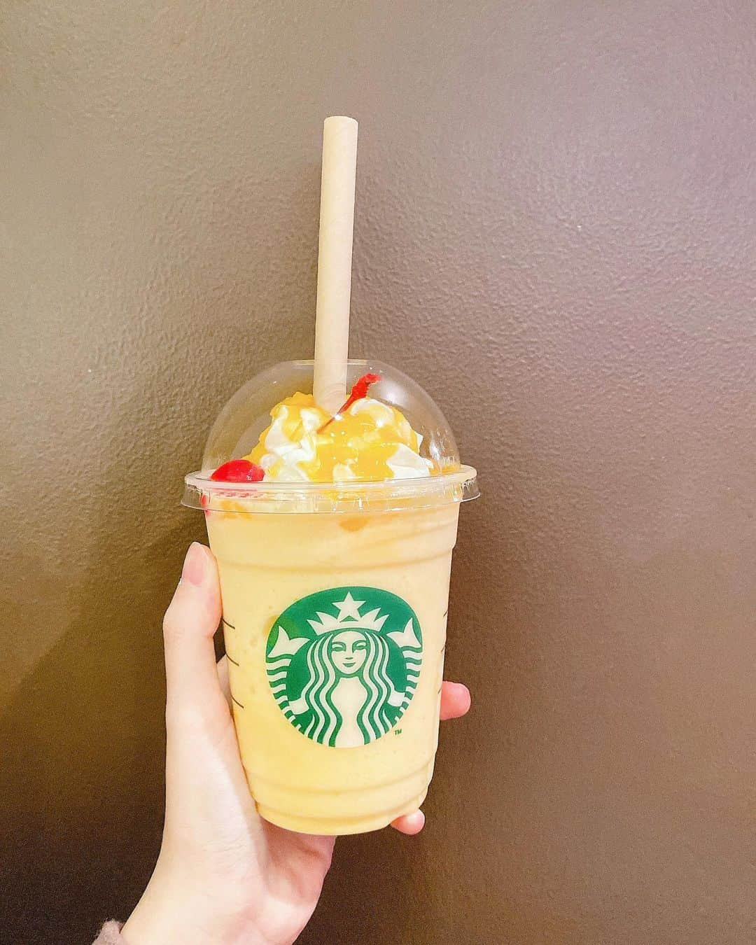 田部絵美のインスタグラム：「#フルーツ牛乳フラペチーノ  #starbucks の新作🥛🍌🥭🍎🍒🍑🍊🍍  個人的にマンゴーとバナナの味が強い気がしました  果肉もたくさん入っていて美味しかった！(^-^)  #スターバックス #スタバ #スタバ新作 #すたば #すたば新作 #新作 #新作フラペチーノ #フルーツ #牛乳 #フルーツ牛乳 #おいしい #美味しい #美味しいもの巡り #美味しいもの大好き #美味しいは幸せ #美味しい時間」