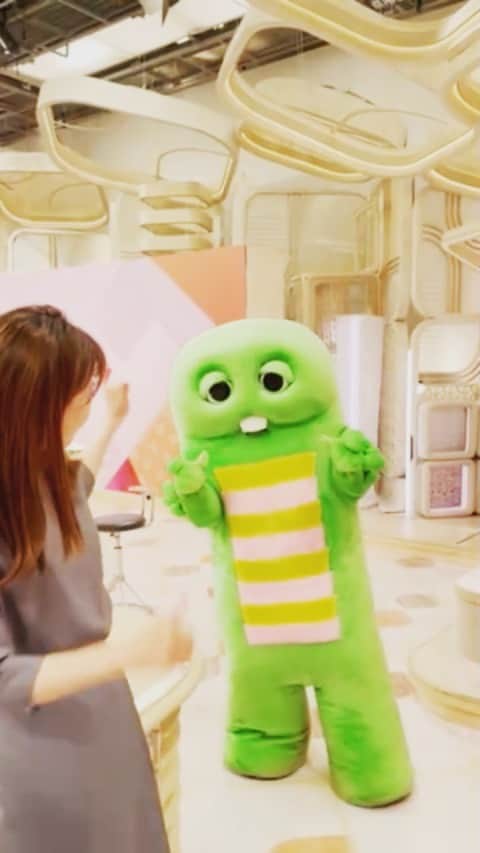 加藤綾子のインスタグラム：「* いつも〝ガチャピンと一緒〟のコーナーに可愛い動画を有難うございます😊✨  緊張感の張り詰めるニュースが多い中、私達にとって本当に癒しの時間です🌸  今日のガチャピンと一緒で紹介しました〝高速お尻ふりふり〟をガチャピンにやってもらいました😊  立ち位置も確認して…  やりすぎて疲れてました😂笑  明日もイットよろしくお願い致します😊  #イット」