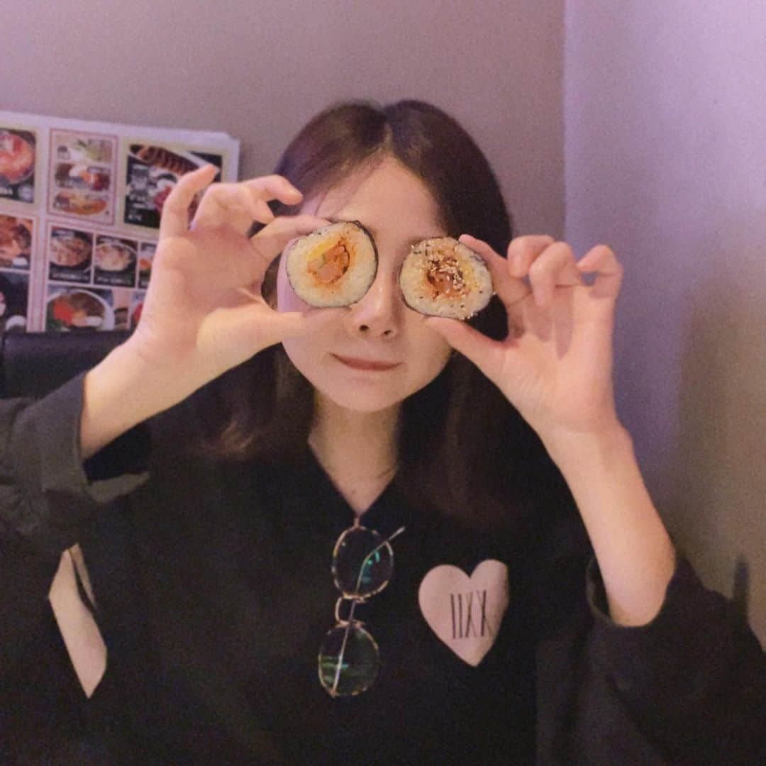 塩野響子さんのインスタグラム写真 - (塩野響子Instagram)「⠀ キンパからチラッ👀🌱笑 ⠀ ⠀ #めっちゃいい店見つけたぁ #何人で食べてもこの値段って良すぎん？ #数人で行けばめちゃ安いやん #食べ物で遊ぶなと怒られた #それはど正論すぎてごめんなさい ⠀ ⠀ #新大久保グルメ #コルモク食堂 #韓国料理」3月24日 22時36分 - kyondayo1206