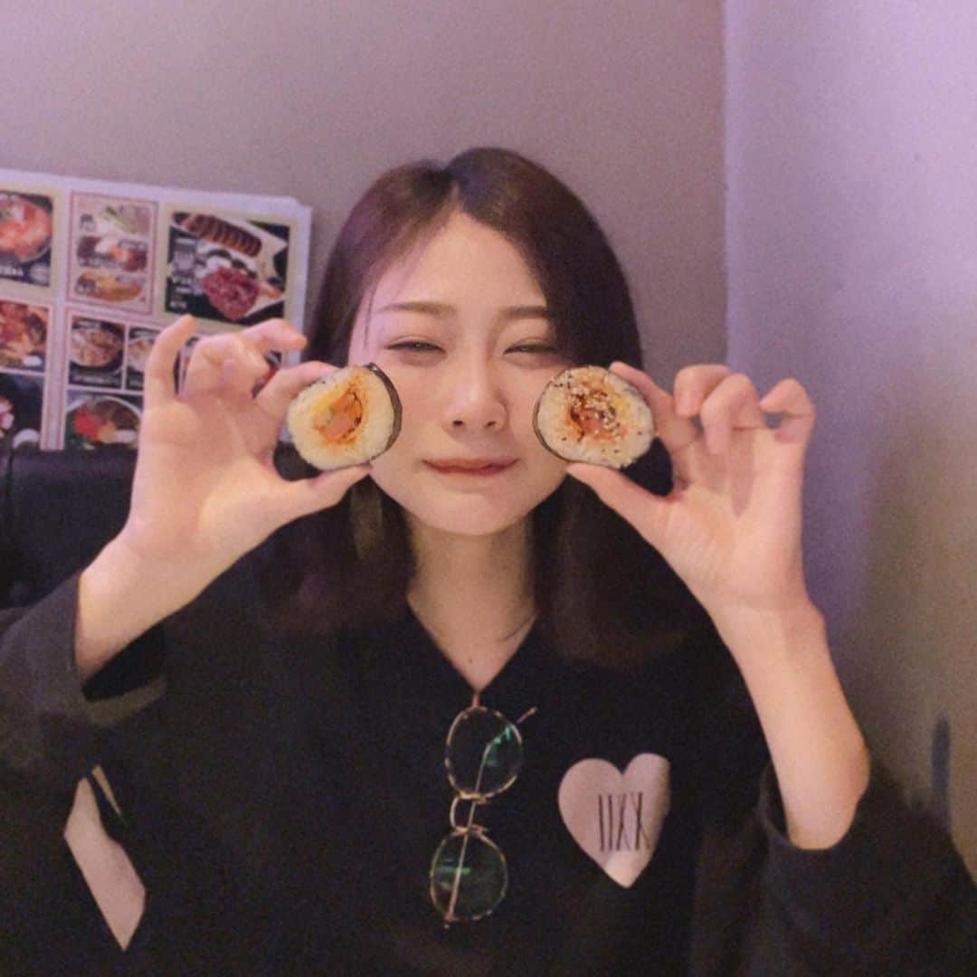 塩野響子のインスタグラム：「⠀ キンパからチラッ👀🌱笑 ⠀ ⠀ #めっちゃいい店見つけたぁ #何人で食べてもこの値段って良すぎん？ #数人で行けばめちゃ安いやん #食べ物で遊ぶなと怒られた #それはど正論すぎてごめんなさい ⠀ ⠀ #新大久保グルメ #コルモク食堂 #韓国料理」