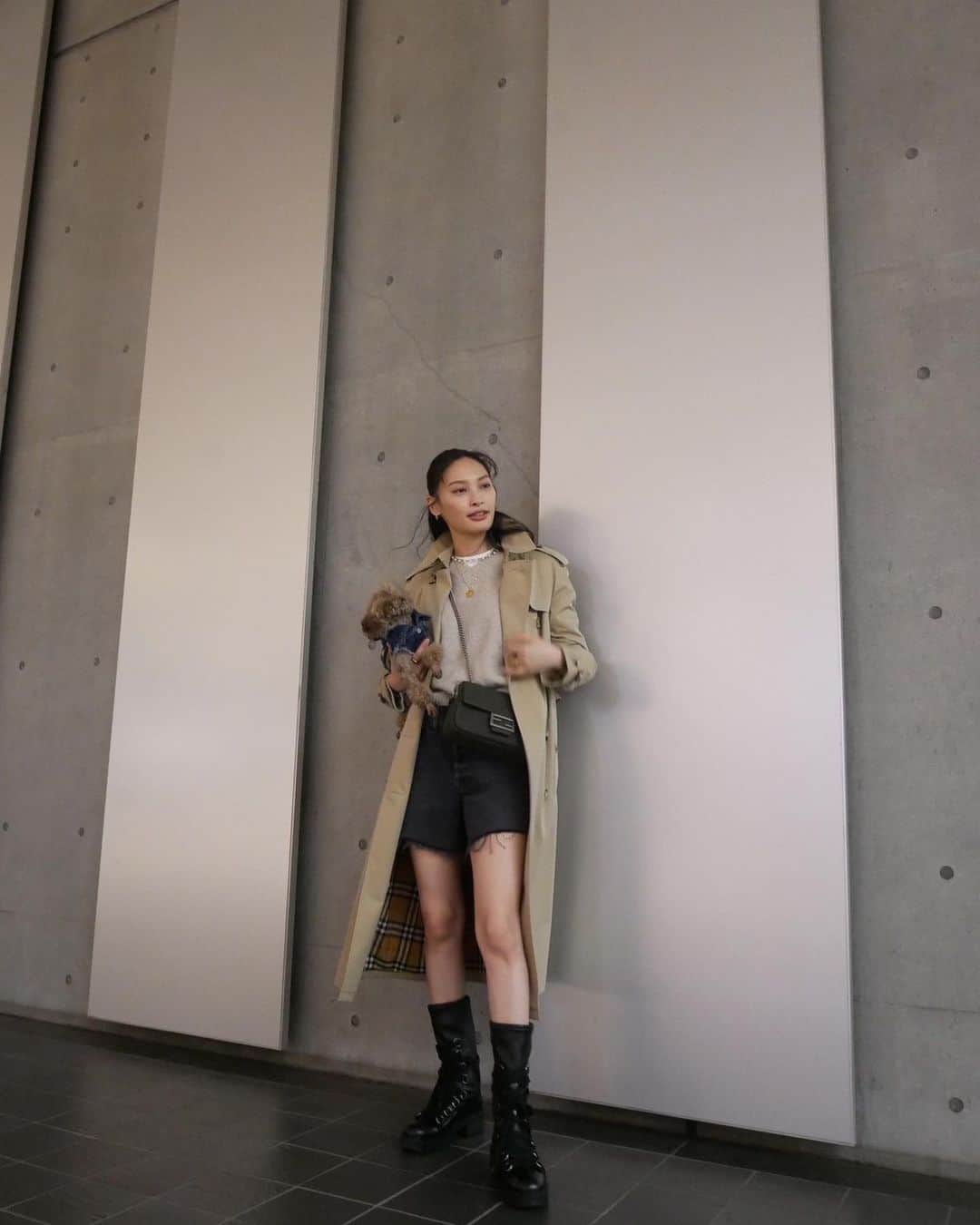のインスタグラム：「#今日の絢服  昔からトレンチコートが大好きで雑誌でもnon-noの時は特に特集とかも組んで頂き🙏 その中でも憧れだったブランドのBurberry。10年以上欲しいと思い続けていたトレンチが今年私のワードローブ入りしました🖤  シルエットも美しく、私は自分の身体にしっかりフィットする形を☺️ 10年前に思い立った時に買ってたら今どんな風に着ているんだろう！と、色々想像したり笑 思い出深い出会いになりました🌸  他のお洋服もタグ付けしています！  #トレンチコート#burberry」