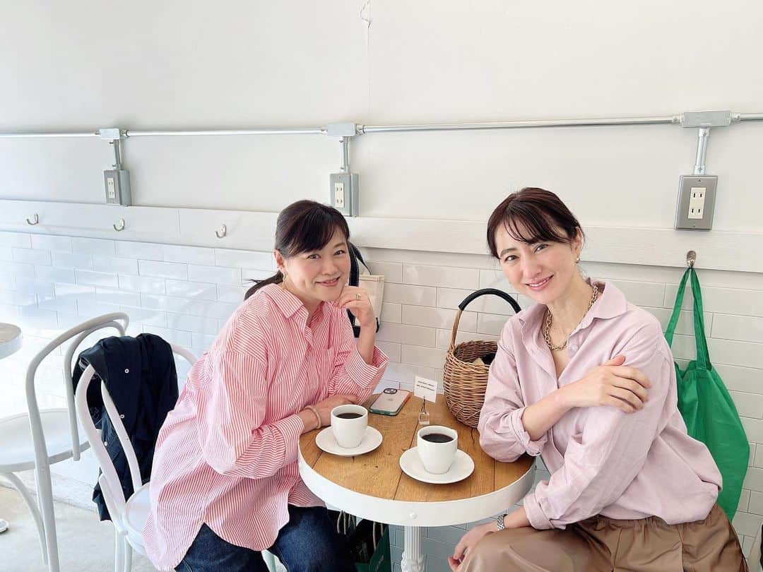 前田ゆかのインスタグラム：「今日は久しぶりに春の陽気！！  春は、シャツを取り入れたコーディネートが楽しい季節、 エルーラで @elura_official  オーダーしていたリネンブレンド冷感シャツを初おろし👏  ライトピンクは肌写りを明るいトーンで血色感を与えて、自然な女性らしいコーデに導いてくれるバランスの良い色！ (顔映りがいい)  とても柔らかな肌ざわりのシャツ、着心地のよさはもちろんのこと合わせるインナーでも様々な表情を楽しめ今どきのリラックス感が手に入る！  大人なリラックススタイルの完成。  今日は裕世ちゃんと　@hiroyo1004  一緒に試食会へ⤴︎☺️🤍  #elura #エルーラ #大人悩みに効くコーデ #elura2022ss」