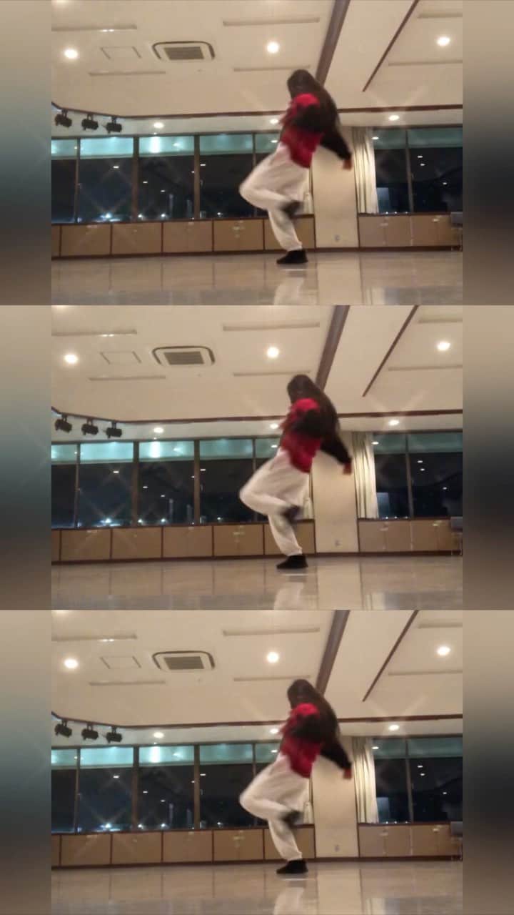 Dance MANAのインスタグラム：「たまには甘えてもいいですか？笑 たまには弱音も吐いても大丈夫？？  いったん、正直にぶちまけてみる💨！  なんだか。  基本的に浮き沈みはない性格なのですが、これといったきっかけもないのに、10年に一度くらいのペースで起こる、モヤモヤした気持ちがここ2年くらいあって💧なんだかわからない存在のコレ💧  過去に求めていたものにプロセスを立てながら今があるのに、今のアレコレに自分が納得いってない、コレの存在！  その 【コレ！】を徹底的に解明中w😂🤩✨  モヤモヤする時は何も考えず、とにかく踊ればイイ！と思い、レッスンの後に20分間だけ練習。  少しスッキリ。  でもなんかなー、と思って。 練習もやめた！！🤪w  放棄！  そのあと @haze__247 に話を聞いてもらったら、だいぶ すーーっと心が落ち着いた💨🥺✨今日、ほぼ一日中話を聞いてもらってた💦ありがとう🙏  もう少しラフに物事を考えようと思う。  グダグダする時は、地球上の誰よりもグダグダしてしまう、クイーンオブグダグダ👸🏼🐻www(ほんとですw)  なのに、 ココがこう！って気になり始めると、頭が痛くなるほど悩んでしまうタイプ💧  マインドチェンジの節目かな？⭐️  それでも今はやっぱり。 頑張り過ぎずにマイペースにゆきます💫  — 今日のレッスン後の動画を繋いだ💃🎞  Music #gone #dilemma 2 #choreography #nelly #kelly #dancer #ものづくり #rnb #hiphop #lastylejazzfunk #emotionaldance #インプロ #improvisation #choreographer #japanesedancer」