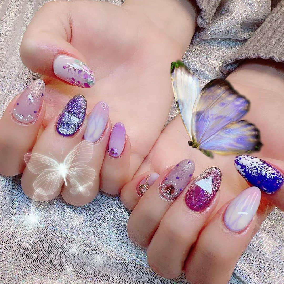 林檎蜜紀さんのインスタグラム写真 - (林檎蜜紀Instagram)「🆕ネイル💅 🦋鬼滅の刃ネイル💅 今回はしのぶさんネイル💜 宝石ネイル好きなの…💎  親指は藤の花✨  1か月に一度、素敵な爪にしてもらえる時間が楽しみすぎてな💕😂  🆕ネイル💅 🦋鬼滅の刃ネイル💅  new nail💅🧜sinobu  #鬼滅の刃ネイル #鬼滅の刃ネイルデザイン  #胡蝶しのぶ  #胡蝶しのぶネイル  #蟲柱  #モチーフネイル #痛ネイル #キャラネイル #概念ネイル  #マグネットネイル  #demonslayer  #kochoushinobu  #kimetsunoyaiba  #ジェルネイル #ネイルアート #nail  #itanail  #animenails  #美爪 #しのぶさん  #蝶々ネイル🦋  #指先が宝石」3月24日 23時05分 - ringo_mitsuki