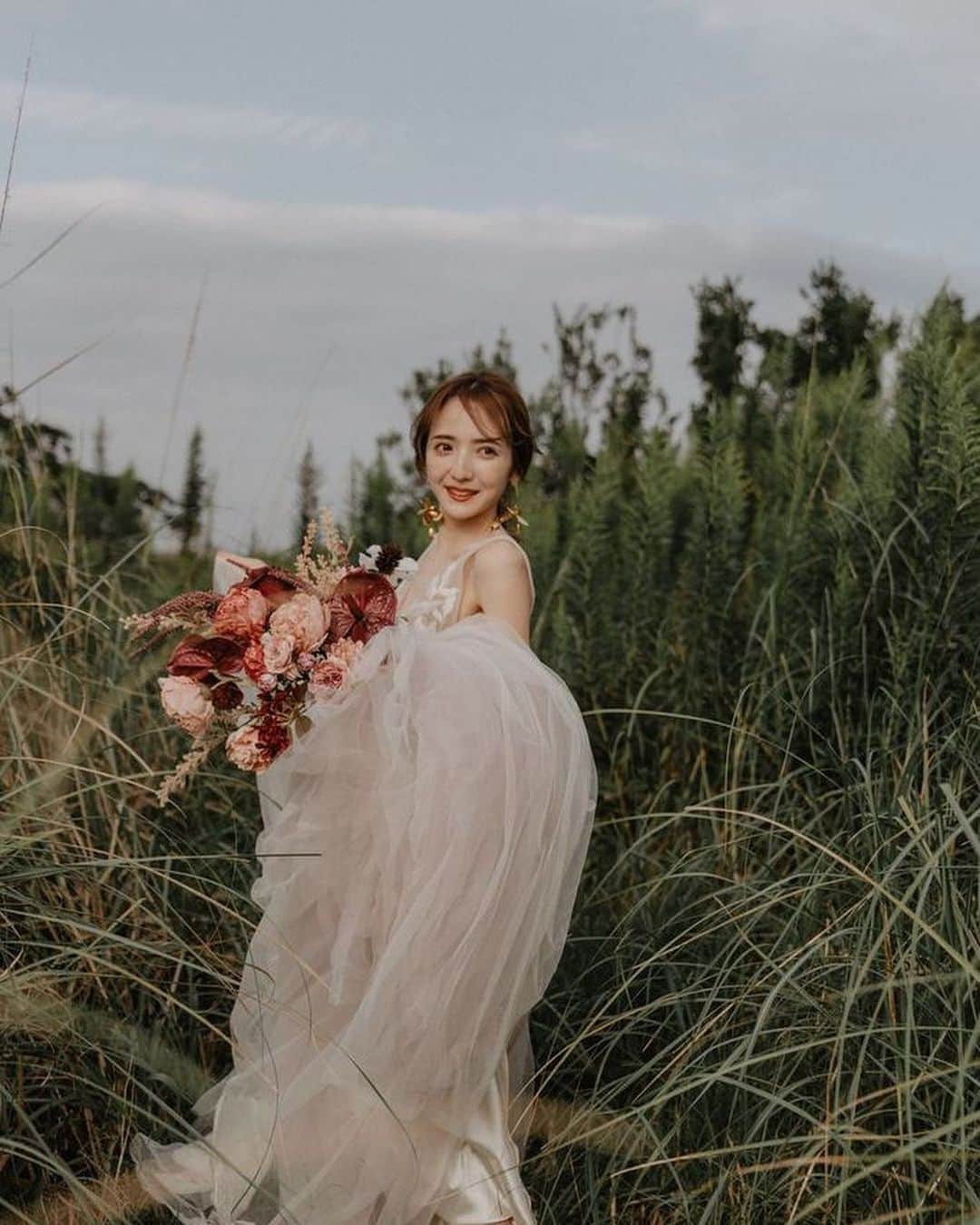 平木愛美のインスタグラム：「まいにち、baby girlという愛おしい存在に愛をもらいながら、  自我がめばえ、わんぱくざかりな天真爛漫な女の子に振り回されながら💕👧🏼  ありがたくお仕事をたくさんさせていただきながら、✨✨  てんやわんやの、わたわたの、パワフルかあちゃん。🧚‍♂️😂  ３月はちょっと落ち着いて色々ペースをつくれるかなあなんて思惑が結局 ばったばたのばたばたでした🧈笑  なんとか駆け抜けよおおお！！！！！  ４月ももしかしたら良いお知らせができるかもしれない！！！！！？！🌷  関係ないですが、明日夜、久々にインスタライブ予定です🧡  べびまるさんを寝かしつけて、起こさないようにこーっそり、、できたら理想だなぁ。。。💭💭 皆さんとtalkできたらいいな💕  #愛」