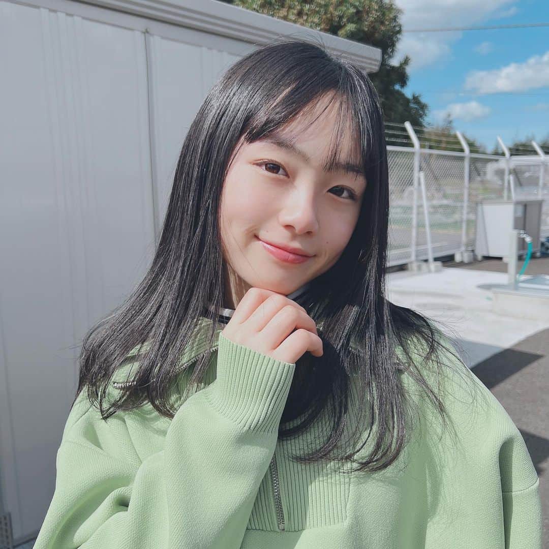 のインスタグラム：「いい天気🕊  今日も今日とて、深夜投稿失礼します🙇‍♀️！  ついに！明日が中学2年最後の日💭 悲しいけど、来年も楽しみだな🤍  では！ お風呂に入って寝ます💤💭 素敵な夢を見れますように🕊   #ひまひまチャンネル #ひまひま #いい天気」