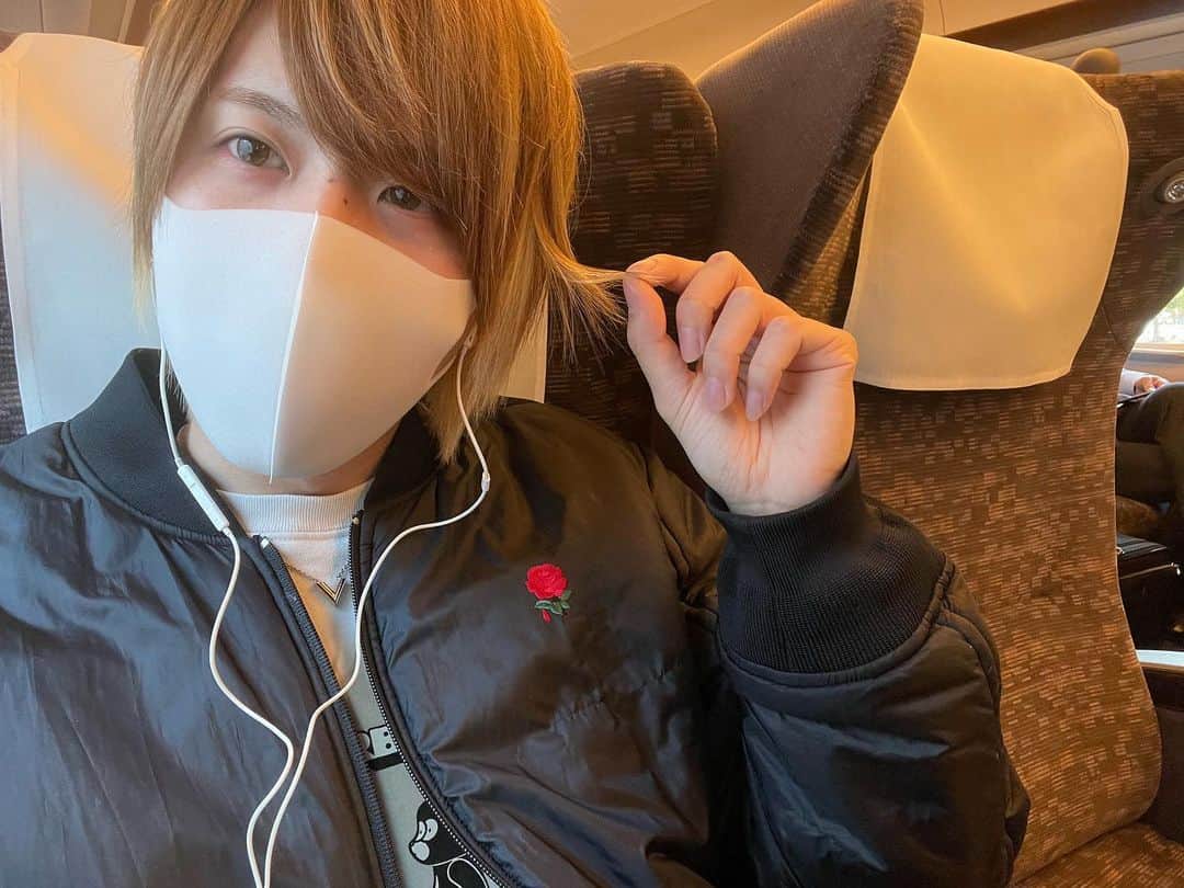 からつけあっきぃのインスタグラム：「#新幹線の中暇すぎて久しぶりに自撮りしたやつ」