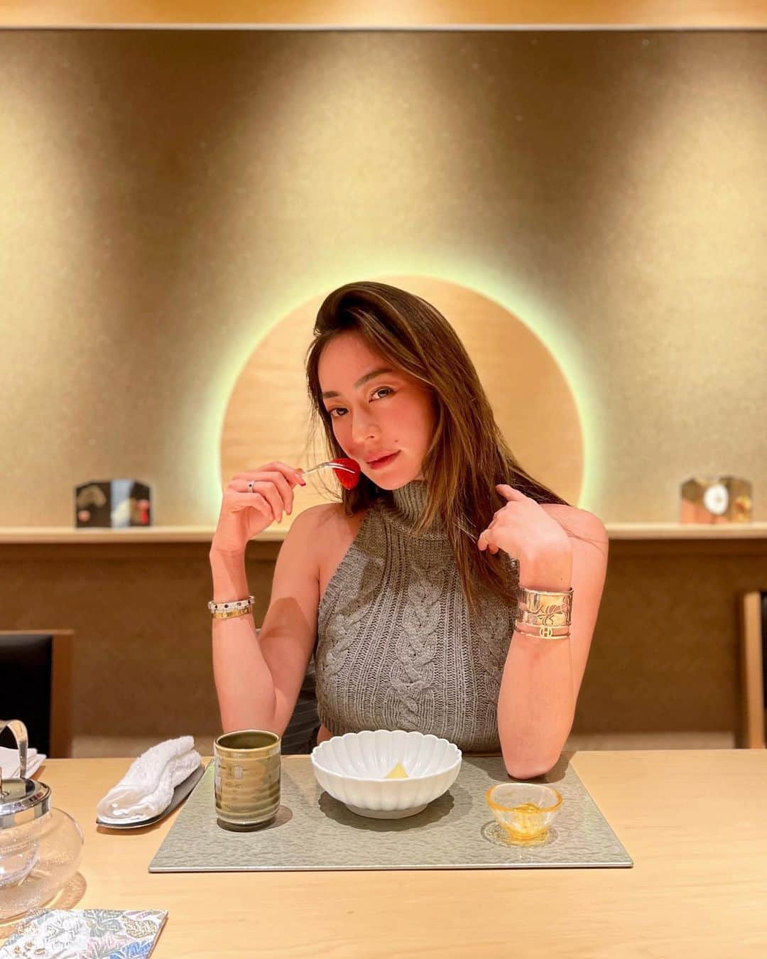 松岡李那のインスタグラム：「Tipsy Sushi Lunch 🍣🥴 Happy gathering 🧡🧡🧡  ほろ酔いお寿司ランチ🍣 たのちかた☺️✨ • • • #sushi  #homekong  #hongkong  #hkfoodie  #japanesegirl」