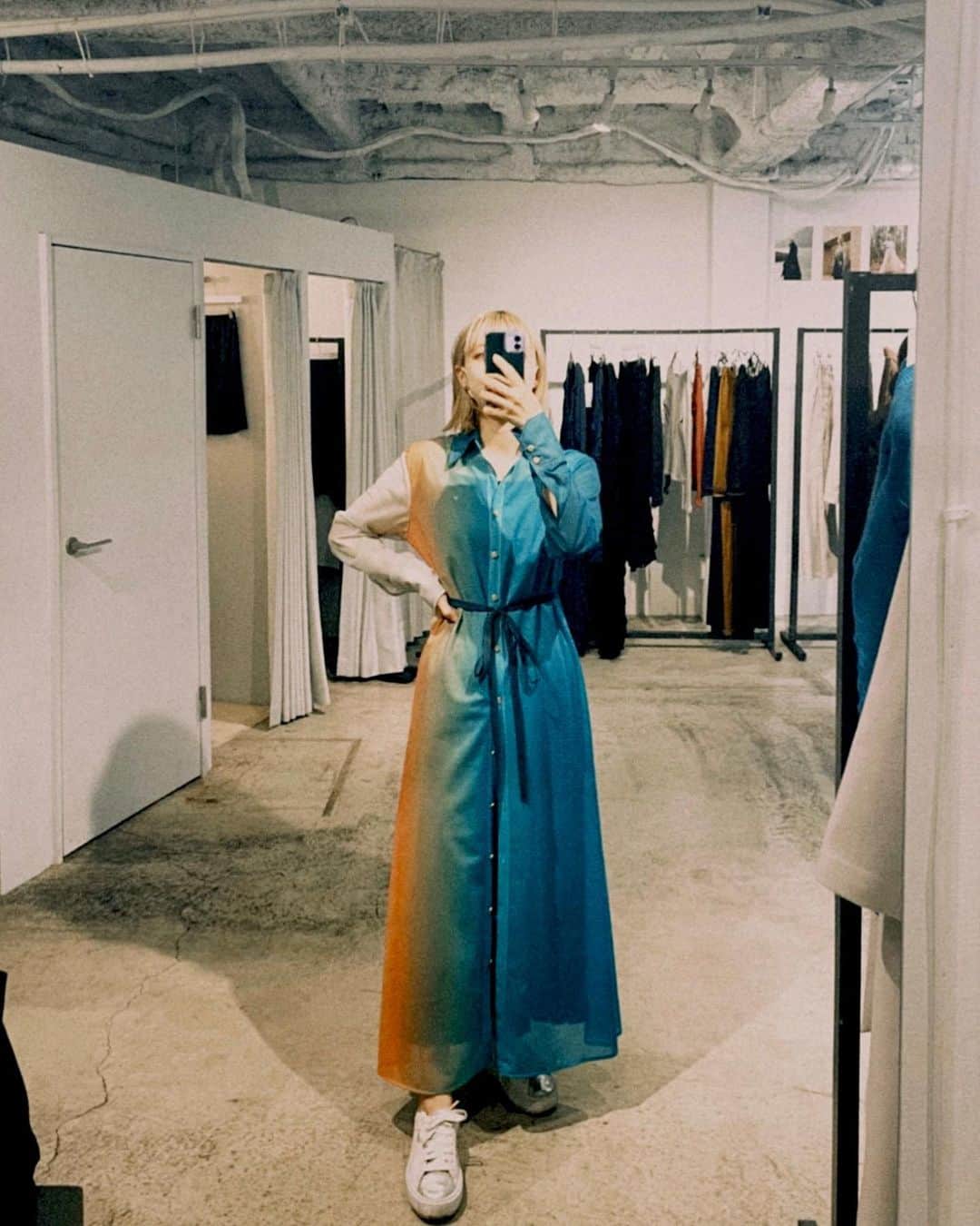 竹内アンナのインスタグラム：「ㅤㅤㅤㅤㅤㅤㅤㅤㅤㅤㅤㅤㅤ 大好きなMURRALの展示会へ。 ㅤㅤㅤㅤㅤㅤㅤㅤㅤㅤㅤㅤㅤ あまりにも美しいグラデーションにうっとり、 ちょうど今日見た夕焼けもこんなきれいな色だったな〜と。」