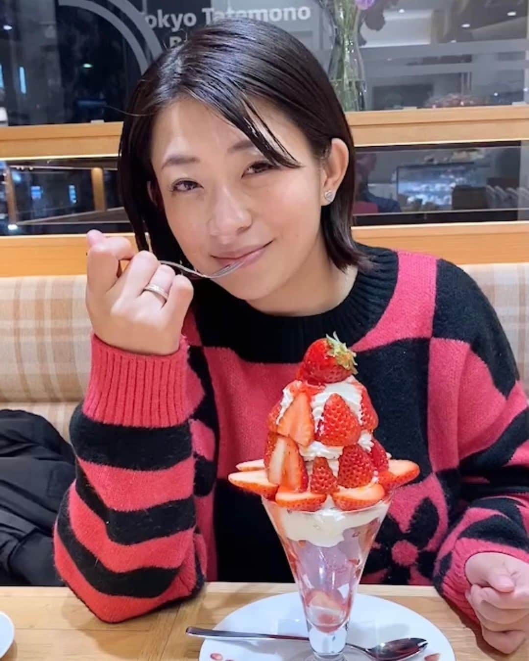 のインスタグラム：「ねぇ、すました顔で果実園リーベルのいちごパフェ食べてるけど スプーンが反射して鼻の下光ってるのおもろい🤣」