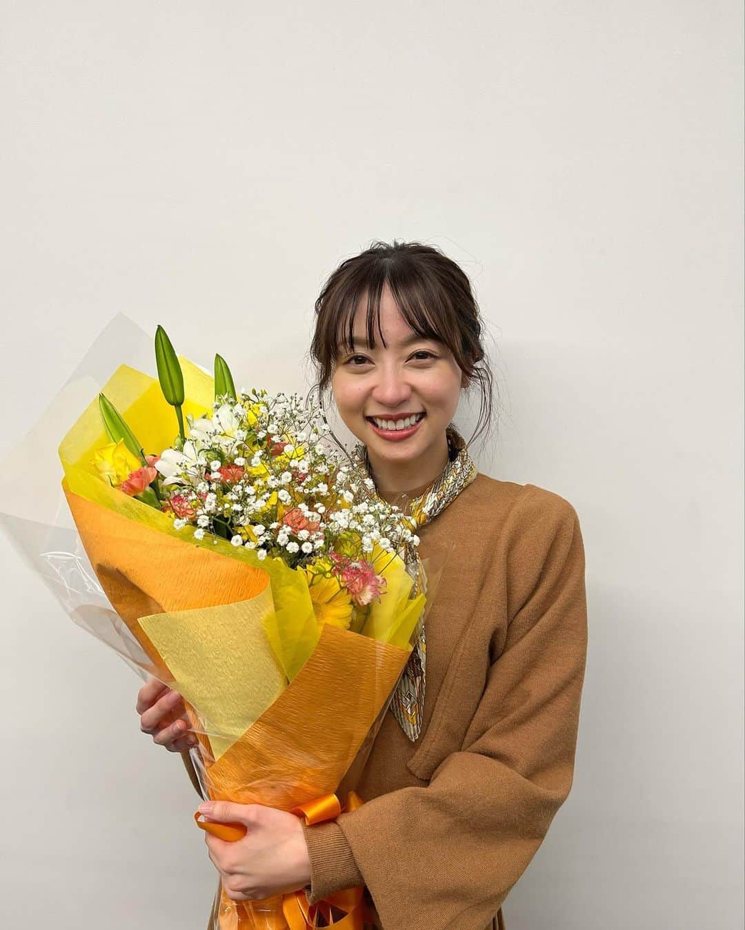 鳥越佳那のインスタグラム：「【ご報告】  今日まるごとでもお伝えしましたが、 3月いっぱいでDaiichi-TVを退社いたします。  ５年間、魅力たっぷりの静岡で アナウンサーとして働けたことが本当に幸せです😌  ロケで出会った皆さん 番組をみてくださるみなさん スタッフの皆さんと過ごした時間全てが私の財産です。  これからは この経験を何かしらの形で活かせるよう頑張ります☺️  このアカウントも継続しますので、 今後も遠い親戚のような感覚で見守っていただければ嬉しいです☺️  また後日 じっくり振り返ろうと思います(*´-`)  5年間、本当にありがとうございました！  #daiichitv #まるごと #everyしずおか  #卒業」
