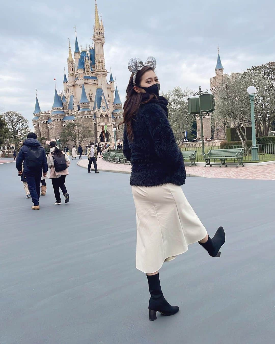 山田恵里伽のインスタグラム：「#ディズニーランド 🌋🏰🐭🎡🎢 入園して5分で#スプラッシュマウンテン の最前列乗って顔面びちょ濡れ。 しかし、奇跡的に #美女と野獣 のキャンセル待ちで入れたからおっけい🙆‍♀️   #ディズニーランド #おすすめ #楽しい #何年ぶり #シンデレラ城 #プーさんのハニーハント #ベイマックス #思い出  #disneyland #mickeymouse」