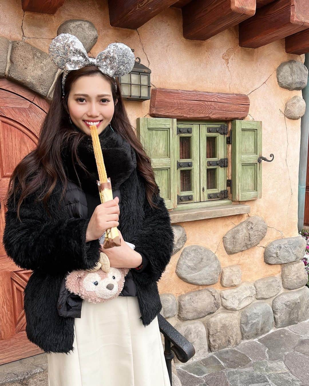 山田恵里伽さんのインスタグラム写真 - (山田恵里伽Instagram)「#ディズニーランド 🌋🏰🐭🎡🎢 入園して5分で#スプラッシュマウンテン の最前列乗って顔面びちょ濡れ。 しかし、奇跡的に #美女と野獣 のキャンセル待ちで入れたからおっけい🙆‍♀️   #ディズニーランド #おすすめ #楽しい #何年ぶり #シンデレラ城 #プーさんのハニーハント #ベイマックス #思い出  #disneyland #mickeymouse」3月24日 23時56分 - eeerika_12