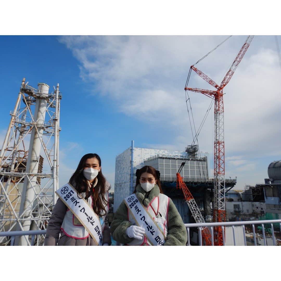 金谷鞠杏さんのインスタグラム写真 - (金谷鞠杏Instagram)「ーーーーーーーーーーーーーーー  先日、Miss World JAPANの活動の一環で、 福島第一原発を視察させていただきました。  初めて福島県を訪れたのは2020年の11月。 毎年、@missworld_japan の日本代表が福島県の会津若松市を訪問させていただき、福島県の歴史や魅力について勉強させていただいております。  そして2度目、2021年6月には、福島県富岡町を経済産業省の藤田歩さんに案内していただき、皆様の前で私のSDGｓの活動等をお話をさせていただき、地元の皆様のSDGs活動を学び、あたたかい福島県の皆様の愛情に触れることができ、富岡町が大好きになりました。  そして今年の1月には、2021年代表の星たまきちゃん @tamaki.hoshi と福島第一原発の視察へ行かせていただきました。  私は秋田県出身で、東日本大震災を経験しましたが、当時は小学生ということもあり、3.11の震災の体験や記憶はありながらも、福島県で起こった出来事を詳しく理解できずにおりました。  学校や自分で調べる事を通してこの11年間、 3.11と自分なりに向き合ってきたつもりですが、 TVやニュース、映画『Fukushima50』、 第一原発を案内してくださった経済産業省の木野正登さんの丁寧で分かり易いお話により、 原発事故について深く知り考えるきっかけとなり、 さらに何度も福島に訪れる度、 福島の皆様の復興への願いや信念、 福島を愛する熱い思いを肌で感じました。  少し難しいと感じる方もいらっしゃるかもしれませんが、 自国で起こった出来事を「知る」ということは、 とても大切なことだと私は思います。  分からなかったら「調べる」 調べて理解した後は「伝える」 この一人一人の”想い”が復興への一歩となり、 福島の皆様の背中を押す”力”になると感じました。  今もなお、震災や事故により自宅に戻れない方、 「福島を復興させたい」という想いで、 この瞬間も頑張っている方がたくさんいます！！！  私は経産省の藤田さんに、 「私たちができること、私たちにしてほしいことはなんですか？」 と質問しました。  藤田さんは、 「その想いだけで嬉しいです。僕たちはただ、福島を応援してくれるだけで、十分幸せです。」 と笑顔でお話してくださいました。  私にできる”応援”とは自分がMWJ2020の代表として、 ①発信すること。 ②福島の【美味しくてどこよりも安全な食べ物】を買って、食べて、感謝すること。 風評被害が少なくなるようお手伝いをすることだと考えました。  6枚目のお写真で私が手に持っているのは、『ALPS処理水』です。  ALPS(=Advanced Liquid Processing System)は、 多核種除去設備(たかくしゅじょきょせつび)と略し、  トリチウム以外の62種の放射性物質を除去する装置のことです。  処理水が海に流れると、私たちが口にするお魚🐟さんが病気になったり、安全ではない食べ物が増えるのではないか？？ という風評被害も出ていますが、 敷地内のタンク(画像4枚目)に溜まっているお水はこの『ALPS処理水』であり、体内に入っても問題ないもので、安全性も確認されており、心配はないということをお伝えしたいです。  現在のタンク計画では2022年夏頃には満杯となってしまう見込みのため、海洋放出する計画が進んでいます。 私自身も、好き嫌い、良い悪いの判断をする前に、沢山の科学的に証明されている事を学んでみた方が良いと感じました。  私は実際に福島県の第一原発を訪れ、経済産業省の方や長年福島県で生活している方々と直接お話をして、体験談を聞きました。  この【風評被害】は最も解決するべき問題だと私は感じています。 3.11を体験をし、今も真剣に福島の復興を考えている皆さんだからこそ『日本一、食の安全を徹底』しています。 どうか、福島の食べ物だから、といって選ぶのを避けたり、風評被害がこれ以上広まらない事を願います。  第一原発には、私と同世代の10代後半〜20代の方、 中には女性の方なども働いていました。 皆さんはすごく前を向いていて、とても輝いていました。  これからも、私たちMiss World Familyにできる活動を、続けていきます。 皆さんも、一緒に福島を応援しましょう！！❤️  貴重な機会をくださった、 藤田歩様、木野正登様、地元の皆様、Miss World JAPAN、 誠にありがとうございました。 ・ ・ ・ #福島第一原発 #福島県 #富岡町 #復興支援 #311 #ミスワールド  #MissWorld #MissWorldJapan #BeautyWithaPurpose  #Fukushima #Tomioka  #tamakihoshi @tamaki.hoshi  #mariakaneya @mariannu_official」3月25日 0時06分 - mariannu_official