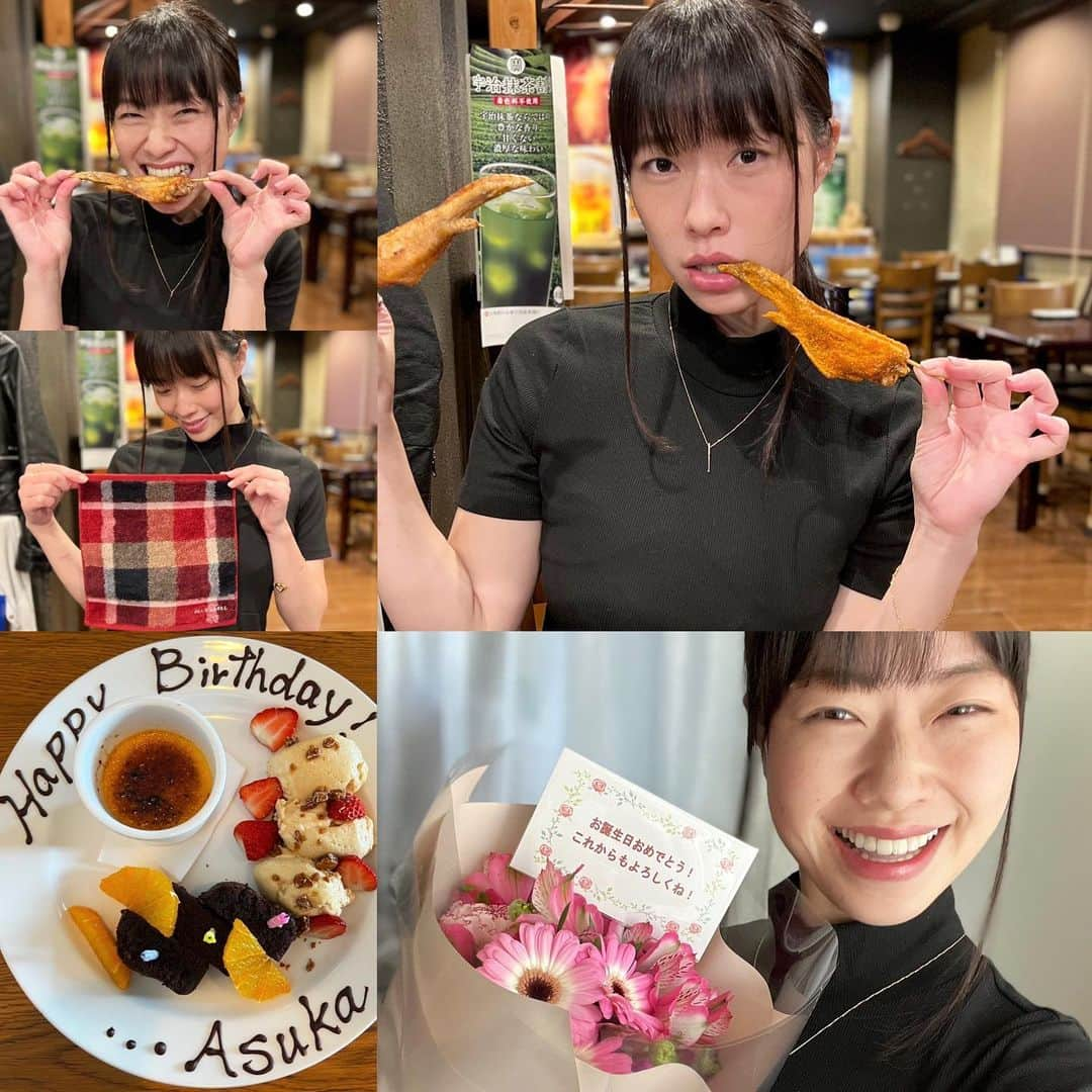 小田飛鳥のインスタグラム：「今日はフルート仲間にランチで、夜は大好きな手羽先のお店でお祝いして貰いましたｧ お世話になっている方や友人、家族からもプレゼントが届くｩ~💝 お部屋もお花でいっぱい💐 皆さんの愛で余は満足じゃ😋 #ぺこちゃん #手羽先 #お花のある暮らし #ハッシュタグの統一感無し」