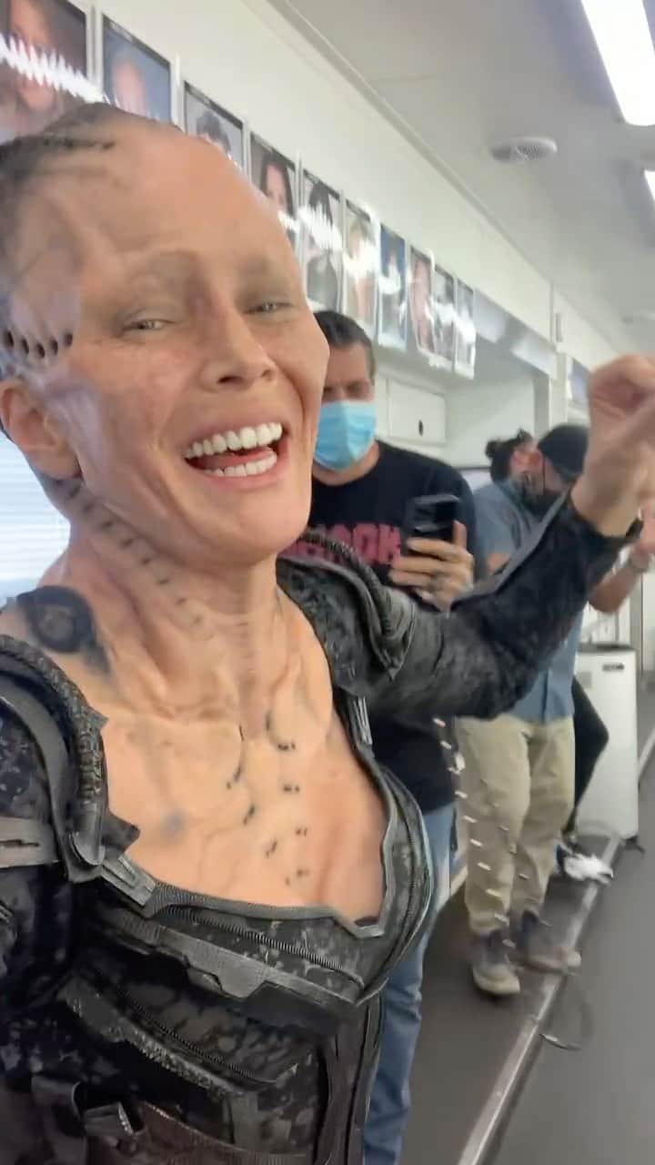 アニー・ワーシングのインスタグラム：「Live footage from this weeks all new #Picard on @paramountplus! 🤣🖖🏼🤣 Never a dull moment with the Emmy award winning makeup and prosthetic geniuses of #StarTrekPicard. 🎤🕺🏼🖖🏼#WearetheWorld #borgqueen #LiveLongandProsperBaby @jrmackinnon @kevinkirkpatrickart @mthreefx @vincentvandykefx」
