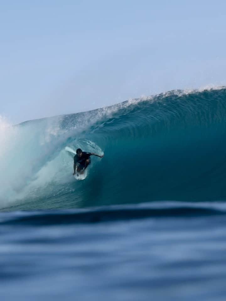 ジェレミー・フローレスのインスタグラム：「Teahupo’o 🤜🏼🤛🏼. . Filmed by @dmosqphoto last week with the cool sound of the waves. . 2 vagues sympathiques à Teahupo’o la semaine dernière.」