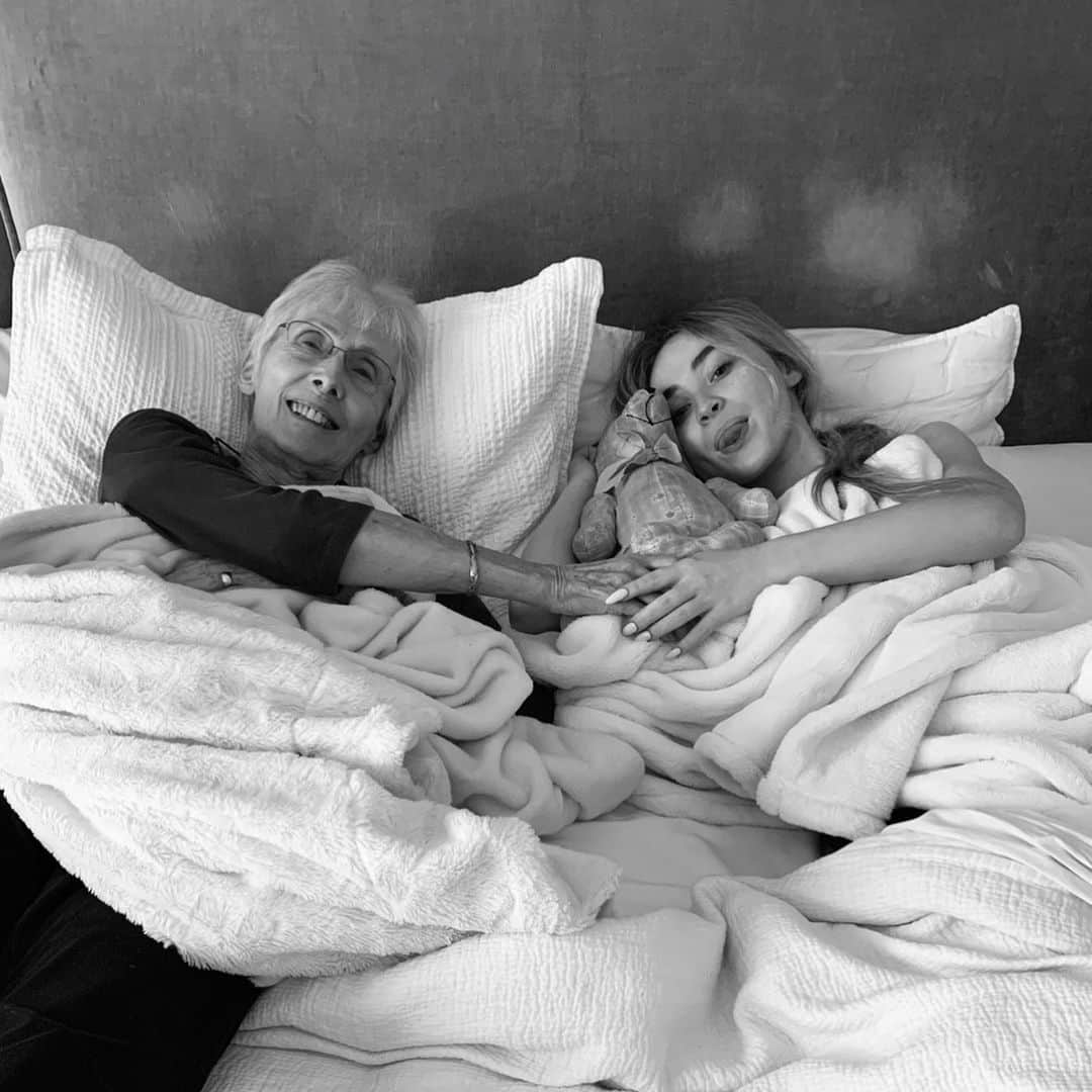 サブリナ・カーペンターのインスタグラム：「i’m very grateful i got to hold your hand one last time   I couldn’t have dreamt up a better grandma than you. you were always so interested in the details that most people look right past, you made every person you spoke to feel so individually important. you gave me so much authentic genuine love for so much of my life and i will never take that for granted. i really miss my biggest fan.   I hope you are reunited with frank & steve and i hope they have ping pong and understand your sarcasm up there  nothing is or will ever be the same without you here   I love you g’ma <3 forever n ever  Rest In Peace」