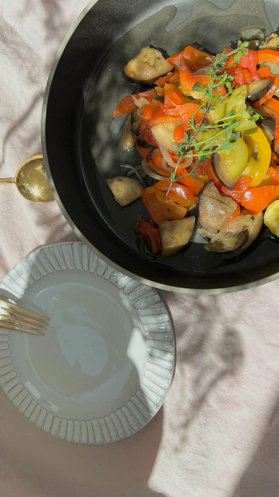 三苫愛のインスタグラム：「EMIKO’S Kitchen 次の撮影をしました。 美味しくて体に優しく簡単なレシピ。本当に美味しくて勉強になりましたー！ お楽しみに☺️ @emikohanawa」