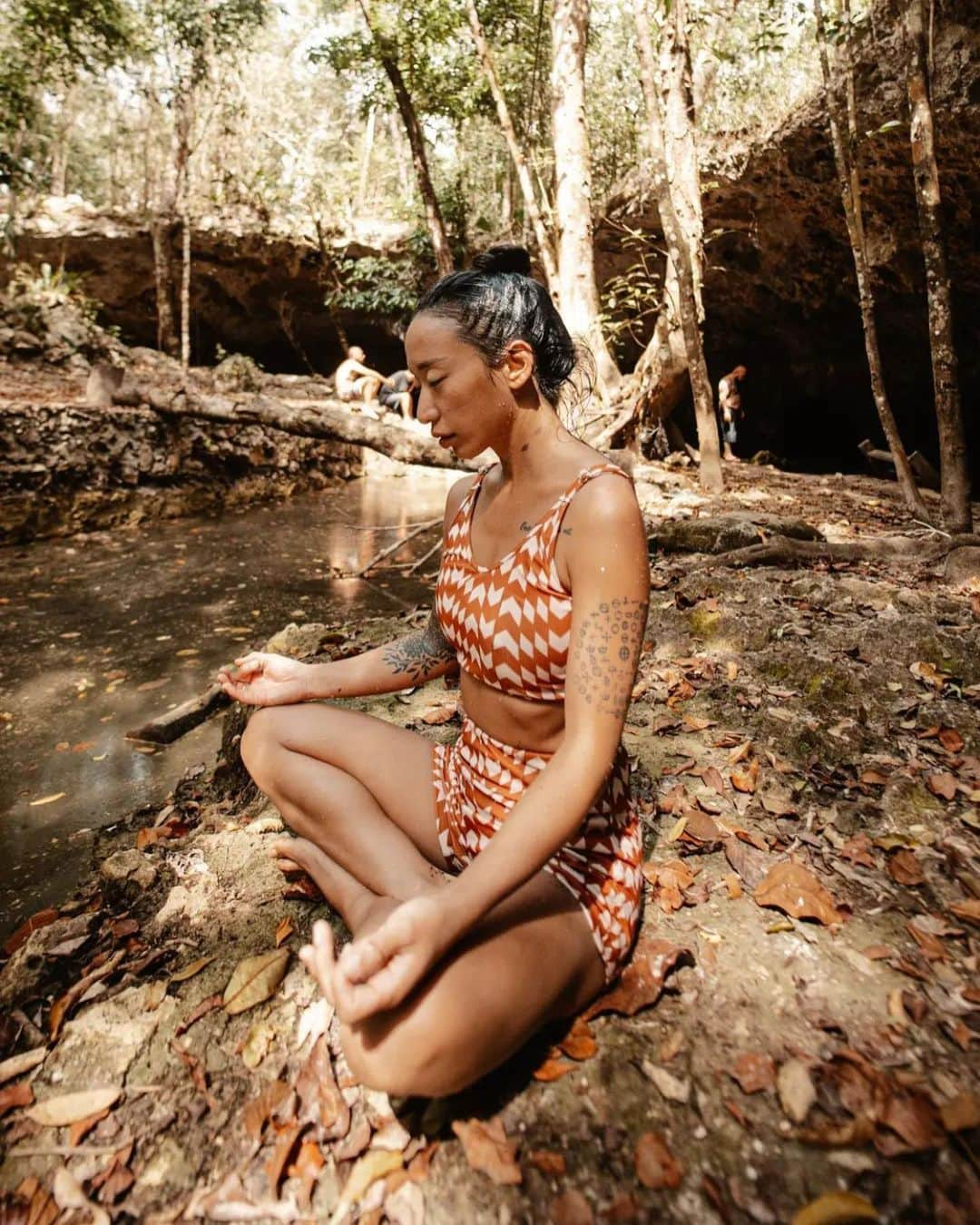 立花亜野芽のインスタグラム：「Prayed to the spirits who sleep in this land🙏  今回、メキシコに来たのも この土地にお祈りを捧げる為だったんだと、 ハッキリ分かった。  眠っていたスピリット、土地との コネクトが始まり  新しい風を吹き込むタイミングが 遂に、来たのだと🙏🌊  14000年ぶりに 帰ってきた。戻ってきた。 全ての集合意識が重なって 今、ここに、また、みんなが 帰ってくる🙏🌊🐉👽🌐🇲🇽  感度ビンビンの皆様、 次はメキシコ、トゥルムです⛴  セノーテを泳いでいたら 過去世の記憶がバッチバチに ダウンロードされて 自分の天命が鮮明に降された。  みんな..思い出しにきて🙏👽♡  📸　@j.leelegacy  #Mexico #maya #senote」