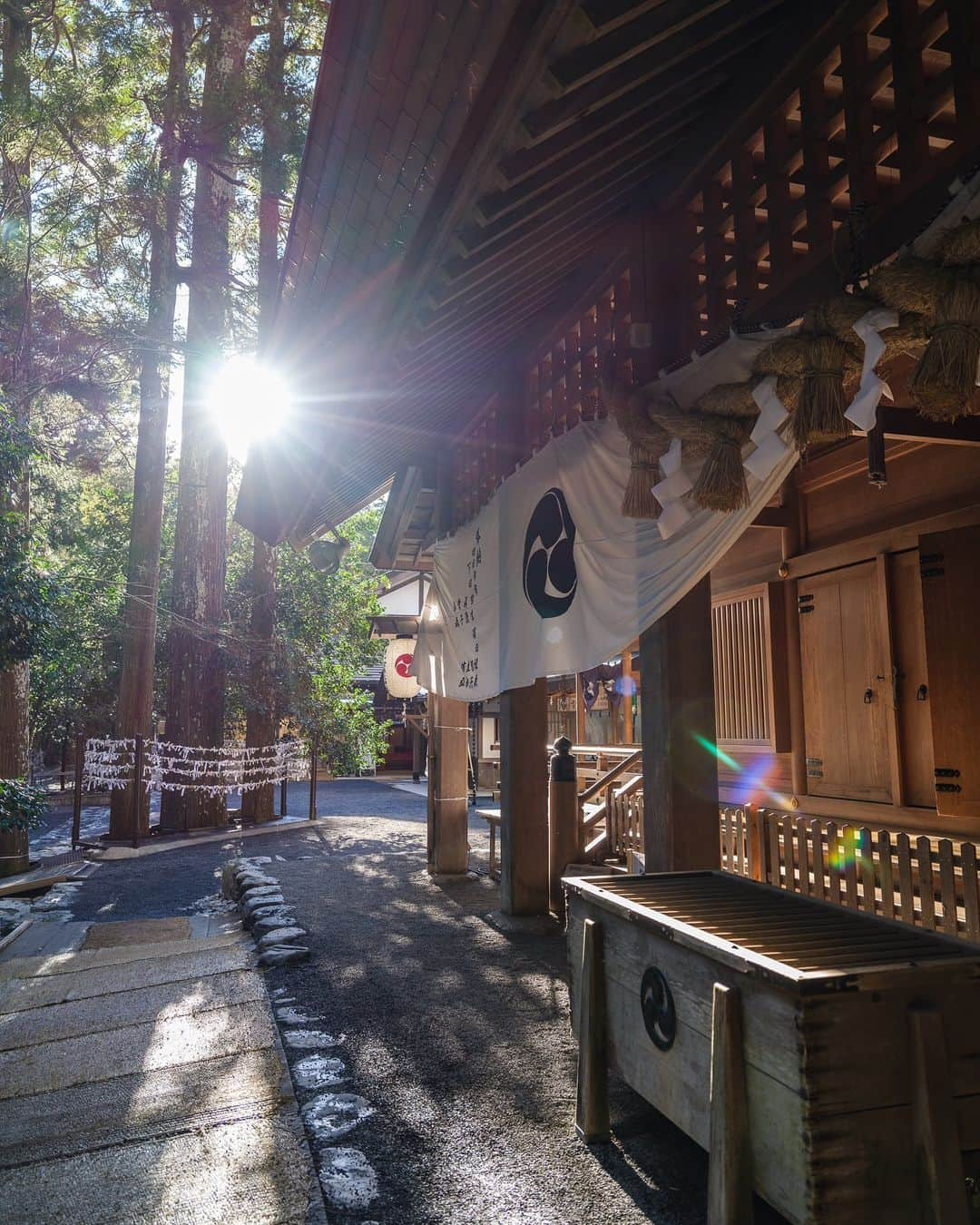 SHOCK EYEさんのインスタグラム写真 - (SHOCK EYEInstagram)「現Panasonicの創始者、松下幸之助氏が、実は神社のことをとても愛し、大切にしていたの知ってる？  特に三重にあるこの椿大神社には、足繁く通っていたそう。  境内にある松下幸之助社は、 「経営の神様」と呼ばれていた松下幸之助氏が、正にこの地で神様としてひっそりと祀られている🙏  ずっと行きたかったこの場所。 同氏の考え方、生き方にとても影響を受けていたから、この場所は特に感慨深いものがありました✨  自然豊かな広い境内はとにかく散策してるだけでも気分が良い。  願いを叶え、悪運を浄化するという、かなえ滝のある椿岸神社も是非立ち寄ってね。  清々しい空気、瑞々しい木々に囲まれたパワースポット、椿大神社⛩✨  目指すべき将来に迷った人を助け、成功へと導いてくれる場所😊  オススメです＾＾  #椿大神社 #松下幸之助社 #松下幸之助 #三重県 #鈴鹿 #神社 #かなえ滝 #椿岸神社 #shrine #tsubakiookamiyashiro」3月25日 13時17分 - shockeye_official