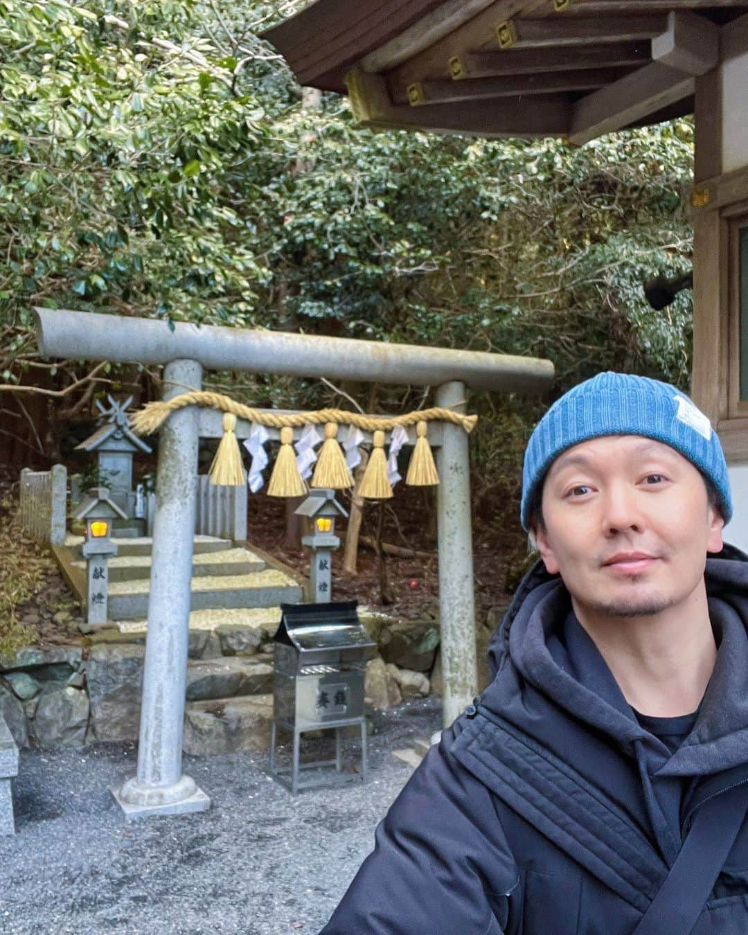 SHOCK EYEさんのインスタグラム写真 - (SHOCK EYEInstagram)「現Panasonicの創始者、松下幸之助氏が、実は神社のことをとても愛し、大切にしていたの知ってる？  特に三重にあるこの椿大神社には、足繁く通っていたそう。  境内にある松下幸之助社は、 「経営の神様」と呼ばれていた松下幸之助氏が、正にこの地で神様としてひっそりと祀られている🙏  ずっと行きたかったこの場所。 同氏の考え方、生き方にとても影響を受けていたから、この場所は特に感慨深いものがありました✨  自然豊かな広い境内はとにかく散策してるだけでも気分が良い。  願いを叶え、悪運を浄化するという、かなえ滝のある椿岸神社も是非立ち寄ってね。  清々しい空気、瑞々しい木々に囲まれたパワースポット、椿大神社⛩✨  目指すべき将来に迷った人を助け、成功へと導いてくれる場所😊  オススメです＾＾  #椿大神社 #松下幸之助社 #松下幸之助 #三重県 #鈴鹿 #神社 #かなえ滝 #椿岸神社 #shrine #tsubakiookamiyashiro」3月25日 13時17分 - shockeye_official