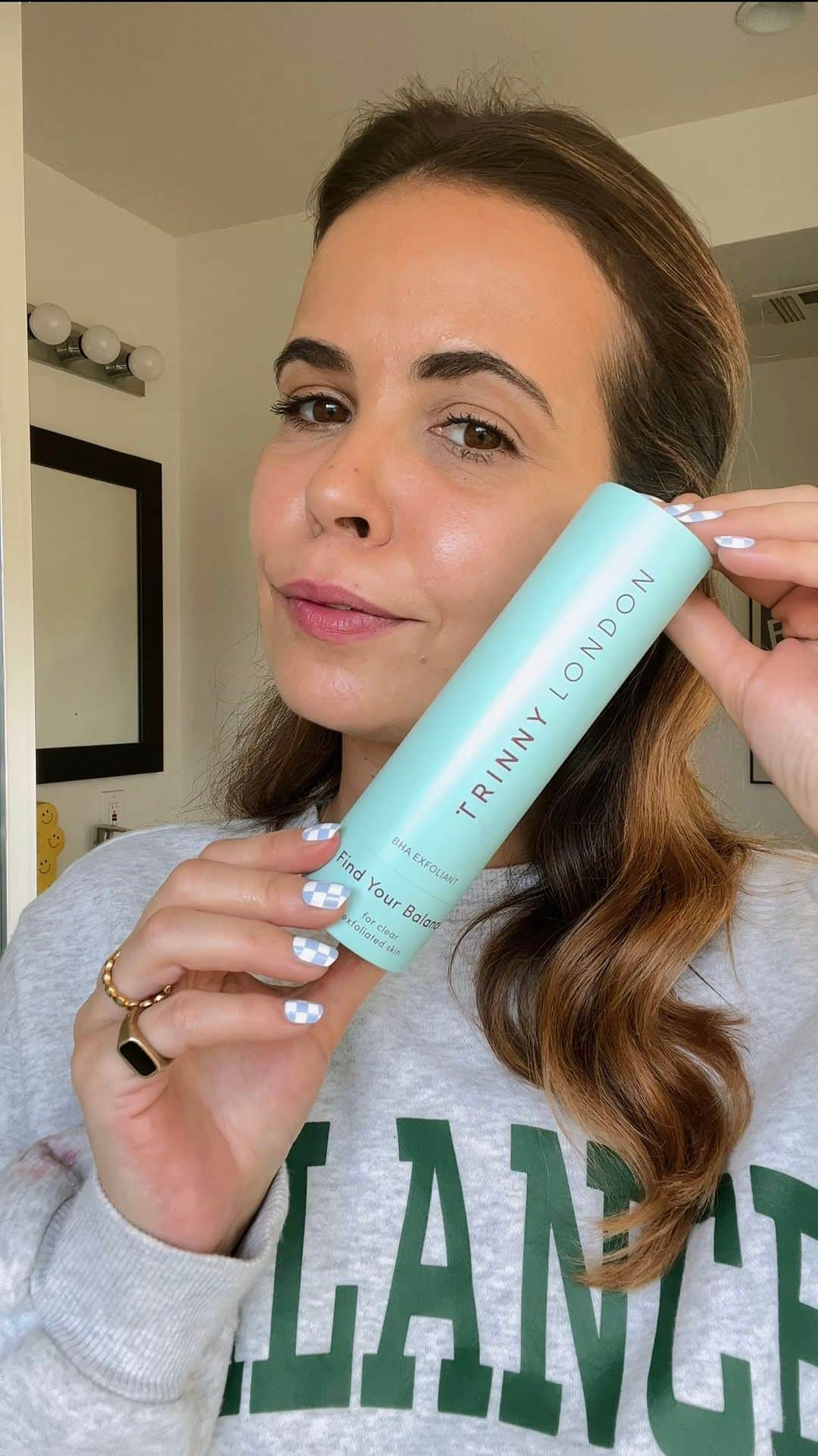 Collage Vintageのインスタグラム：「Beauty diary: Adding the new @trinnylondon AHA Exfoliant to my night routine for bringing back my natural skin glow #ad Also check the video to discover the full exfoliants collection 💚」