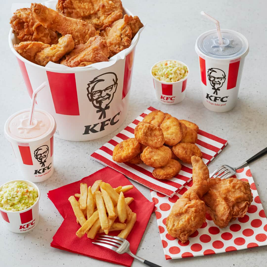 ケンタッキーフライドチキンのインスタグラム：「【食べたい❤️と思ったら、コメント欄を🍗で埋めてね♪】 ・ 今日は #チキン曜日 （チ金曜日）！ 今週も頑張ったご褒美に #ケンタッキー はいかが❓ ・ チキンにポテトはもちろん、コールスローでしっかり野菜も！ ・ さらに、今ならドリンク全サイズ100円！  今日のディナーはおトクにケンタッキーを楽しみませんか♪ ・ ・ 🍗みなさまへお知らせ🍗 Instagramの仕様変更により、 KFCの投稿がみなさんへ届きにくくなってしまう可能性があります😢 今まで通り投稿をお届けしたいので、 下記手順を設定いただき投稿の通知を受け取ってくださいね💕 ・ ▼設定手順 ①@KFC_japan をクリックしてプロフィールへ🍗 ②フォローボタンを押して、右上にある🔔をタップ️❣️ ③お知らせをON❣️ 　投稿したら通知が届くようになります🙌」