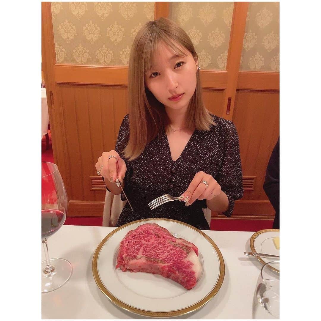 のインスタグラム：「二日酔いで激やばお肉食べた日 焼いてもらってみんなで分けて食べたんだけど焼く前に写真撮って貰った😬 生肉そのまま行くタイプみたいに見えるね ㅤㅤㅤㅤㅤㅤㅤㅤㅤㅤㅤㅤㅤ 舞台『弾倉に薔薇を込めて』今日で折り返し！ 朝ラジオして3日目行ってきます😚💕 まだ全然席あるので、ぽっかり予定が空いたりしたら見に来てくださいな☺️ 今日は19:00~だよー！」