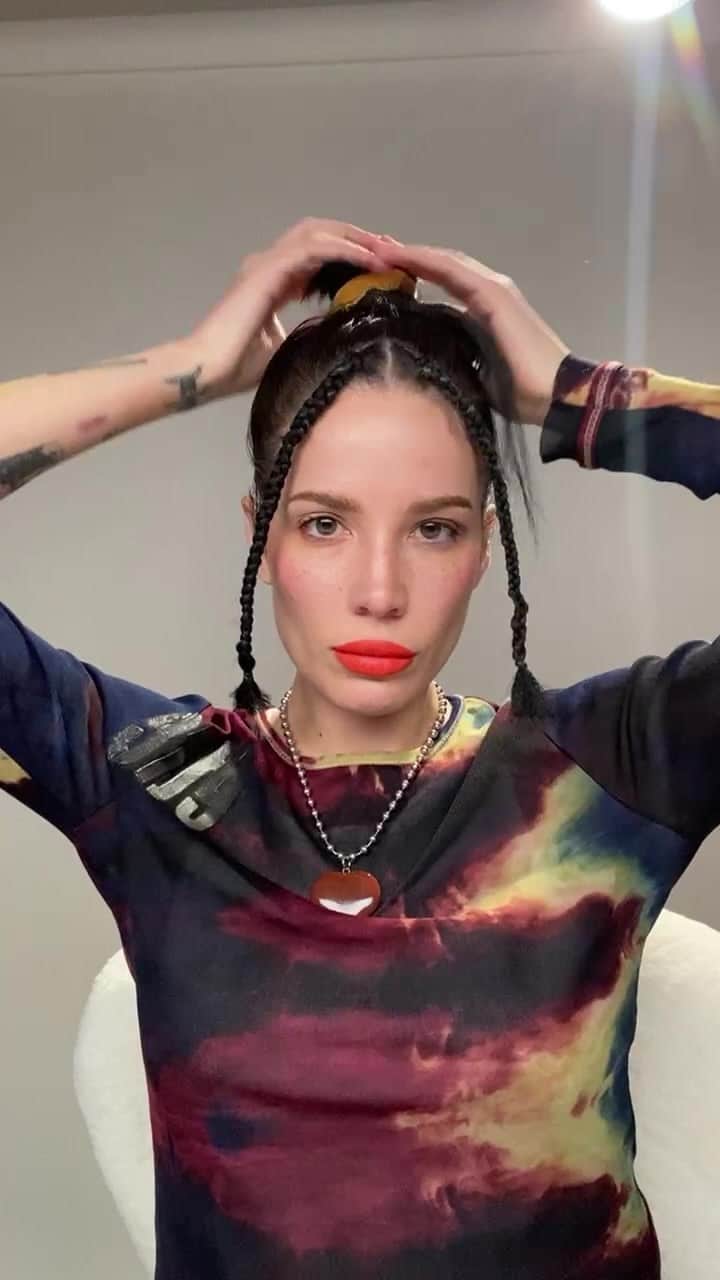 Halseyのインスタグラム：「New @aboutfacebeauty drop is my favorite yet SOOOOOOO MANY COLORSSSSSSSSS」