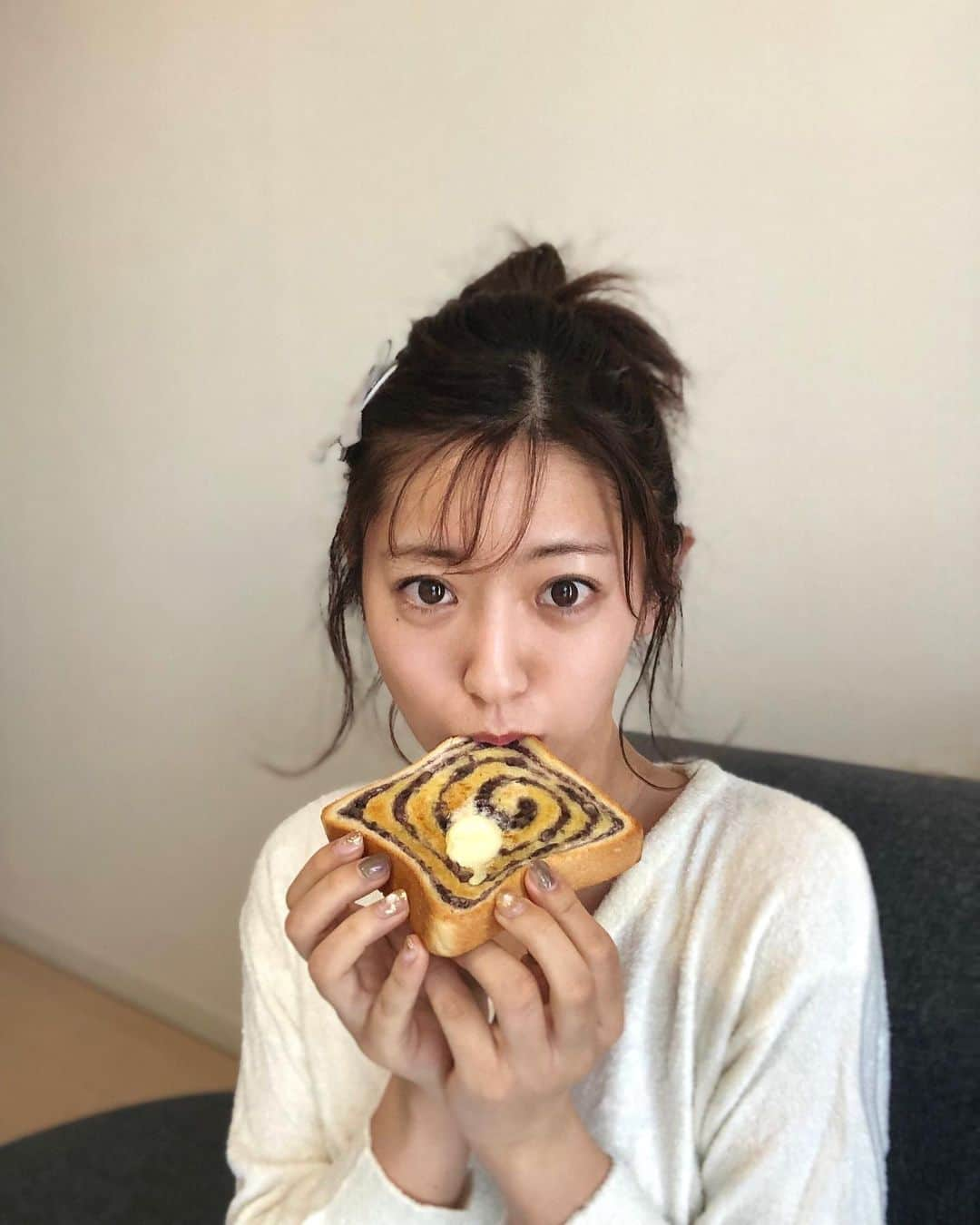 白戸ゆめのさんのインスタグラム写真 - (白戸ゆめのInstagram)「☕️ . 寝起き🤣🤣 多分起きて1分くらい笑 ※まみー撮影 . 起きたら朝ご飯があるありがたみ🥣 たまに遊びにきてください笑 1人でもこれから早起き頑張ります💪 . #に志かわ #に志かわの食パン  #高級あん食パン #あん食パン #生食パン  #あんバター #あんバタートースト  #モーニング #朝活 #朝活チャレンジ #お母さんありがとう」3月25日 7時42分 - yumeno.s_