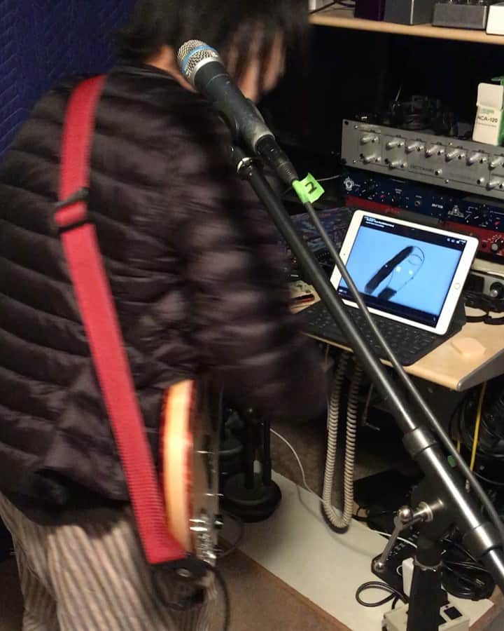 ディアフーフのインスタグラム：「BACK AT IT! After more than two years in limbo, we’re finally playing (gulp) LIVE again!! Catch us this week in Seattle, Boise and Portland!   Mar 25 - Seattle (Chop Suey) March 27 - Boise (Treefort, Main Stage, 4:30pm) March 29 - Portland (Revolution Hall)」