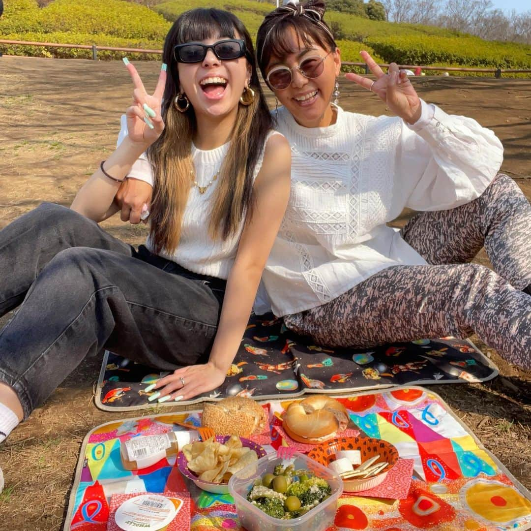 田中律子さんのインスタグラム写真 - (田中律子Instagram)「最近は娘っ子が、私が東京にいるときは料理を作ってくれる🤤🍽  ベーグル🥯をお弁当にして公園にピクニック行ったり💛タコス🌮や、ラザニアまで色々作ってくれるんだけど、どれも美味しいのだ💛そしてどれもカロリーが高い🤣美味しくて食べ過ぎちゃうのよね🤤 いつもありがとね💛ママの大切な天使ちゃん🤩←たまに悪魔だけど😭  #picnic  #cooking  #mydoughter  #myangel  #いつもありがとう  #高カロリー  #美味しくて  #食べ過ぎちゃう  #娘っ子  #お買い物では #支払い役です」3月25日 9時20分 - ri2kotanaka