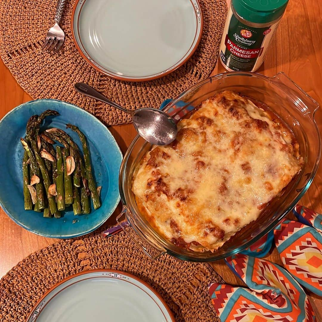 田中律子さんのインスタグラム写真 - (田中律子Instagram)「最近は娘っ子が、私が東京にいるときは料理を作ってくれる🤤🍽  ベーグル🥯をお弁当にして公園にピクニック行ったり💛タコス🌮や、ラザニアまで色々作ってくれるんだけど、どれも美味しいのだ💛そしてどれもカロリーが高い🤣美味しくて食べ過ぎちゃうのよね🤤 いつもありがとね💛ママの大切な天使ちゃん🤩←たまに悪魔だけど😭  #picnic  #cooking  #mydoughter  #myangel  #いつもありがとう  #高カロリー  #美味しくて  #食べ過ぎちゃう  #娘っ子  #お買い物では #支払い役です」3月25日 9時20分 - ri2kotanaka