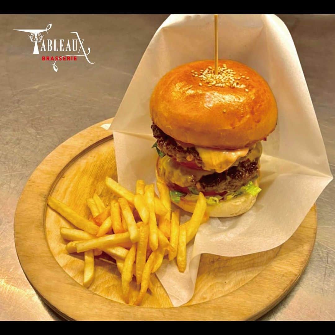 タブローズのインスタグラム：「🍔HAMBURGERS🍔 “タブローズの絶品ハンバーガー”  代官山タブローズおすすめの「タブローズWチーズバーガー」をご紹介っ🤤🍔🧀 自社工場の @bartizanfactory  の表面をカリッと焼いたバンズを使用っ!! 当店自慢の薪で焼いた肉厚なパティを豪快に2枚使った肉汁が溢れ出るWチーズバーガーです🥰🍔  ボリュームたっぷりの絶品Wチーズバーガー、是非ご賞味くださいませ🍔✨  #tableaux  #タブローズ  #代官山タブローズ  #チーズバーガー  #ダブルチーズバーガー  #ハンバーガー巡り  #絶品ハンバーガー  #cheeseburger  #ハンバーガー好き」