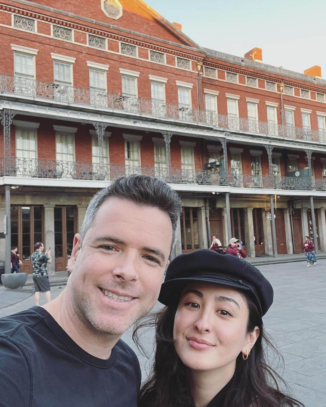 オードリー亜谷香のインスタグラム：「Europe or The U.S?! Roaming with @robertdugan 💜⚜️💚」