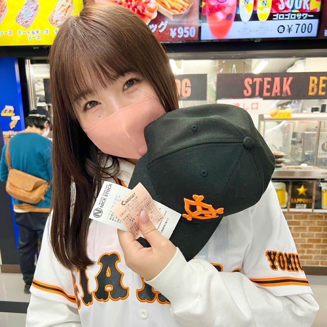 原つむぎさんのインスタグラム写真 - (原つむぎInstagram)「プロ野球開幕！！！ 今日は行けないけどワクワク🥹✨ ちなみに写真はこないだオープン戦行った時のやつです😉レシート持ってる🤣 野球は試合見るのはもちろんやけどご飯食べるのもめっちゃ楽しい🤤笑 開幕したら選手とコラボのフードとかも売られるから次球場行くの楽しみすぎる〜🥺💕 #ジャイアンツ #ジャイアンツ女子#読売ジャイアンツ #読売巨人軍 #g党 #東京ドーム」3月25日 10時52分 - haratsumugi