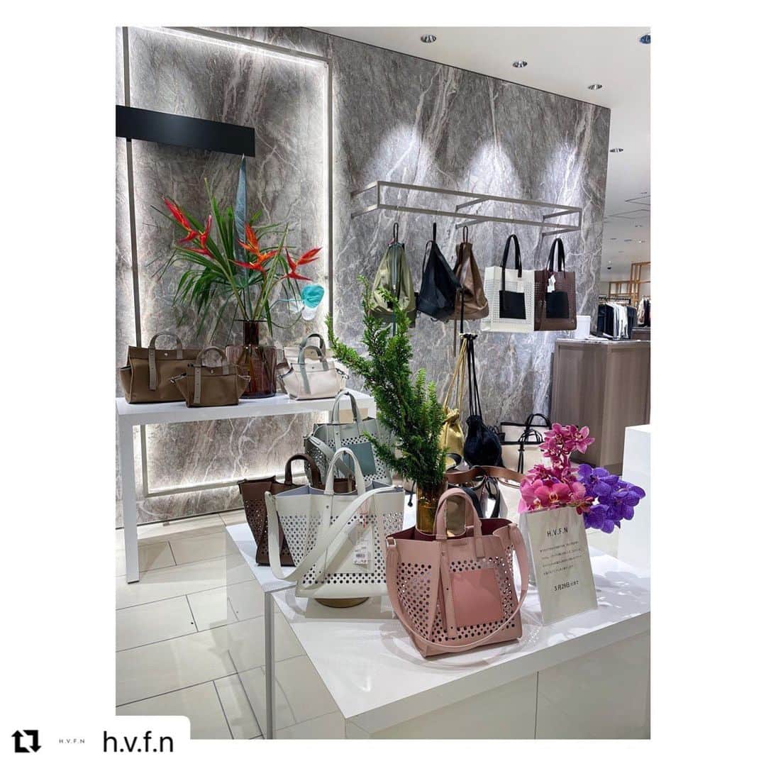 土井地恵理子のインスタグラム：「・ 今週は @h.v.f.n 伊勢丹POPUPを開催中です🙌🏻  25日(金)17-19時 26日(土)15時以後 27日(日)12-18時  この時間はいますので 是非お立ち寄りください🙏🏼✨ 他もチラチラ行ってるので ご連絡ください！  #Repost @h.v.f.n with @make_repost ・・・ ・ 昨日から伊勢丹POPUPが始まりました。 沢山の方にお越しいただき 本当にありがとうございます！  春夏のラインナップに加え CAP、カゴバッグ、TOTEなど 今欲しいアイテムを様々なぶらんどさんに別注させて頂き ご紹介しています。 (以前の投稿をご覧ください🙏🏼)  いつもPOPUPの際は 皆様に楽しんで頂けるよう お花の装飾にも力を入れています。 今回も @logiplantsandflowers さんにお願いしました。 少しエッジの効いた、キュンとなるカラーリングのとても可愛いお花を用意してくださって いつも大好きなのです。  是非バッグとお花と、 見に来て頂ければと思います。 29日(火）までの開催です。  #hvfn #POPUP #isetanshinjuku #伊勢丹新宿店 #本館2階アーバンクローゼット」
