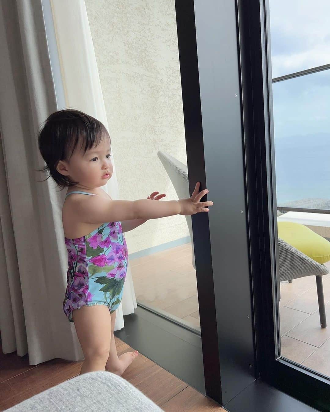 アレクサンダーのインスタグラム：「プチセレブちゃん❤️  #dolcegabbana  #赤ちゃん #プール」