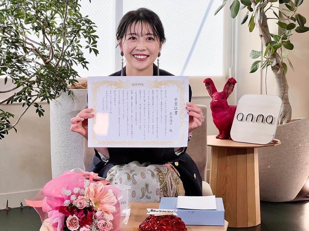 虎谷温子のインスタグラム：「春からの担当変更に伴い、いくつかの現場でラストの収録が相次ぎました。 annaは卒業証書までくださり…！「声〜あなたと読売テレビ」も…！と思ったら、なんと、シノビーの卒業証書でした！！笑」
